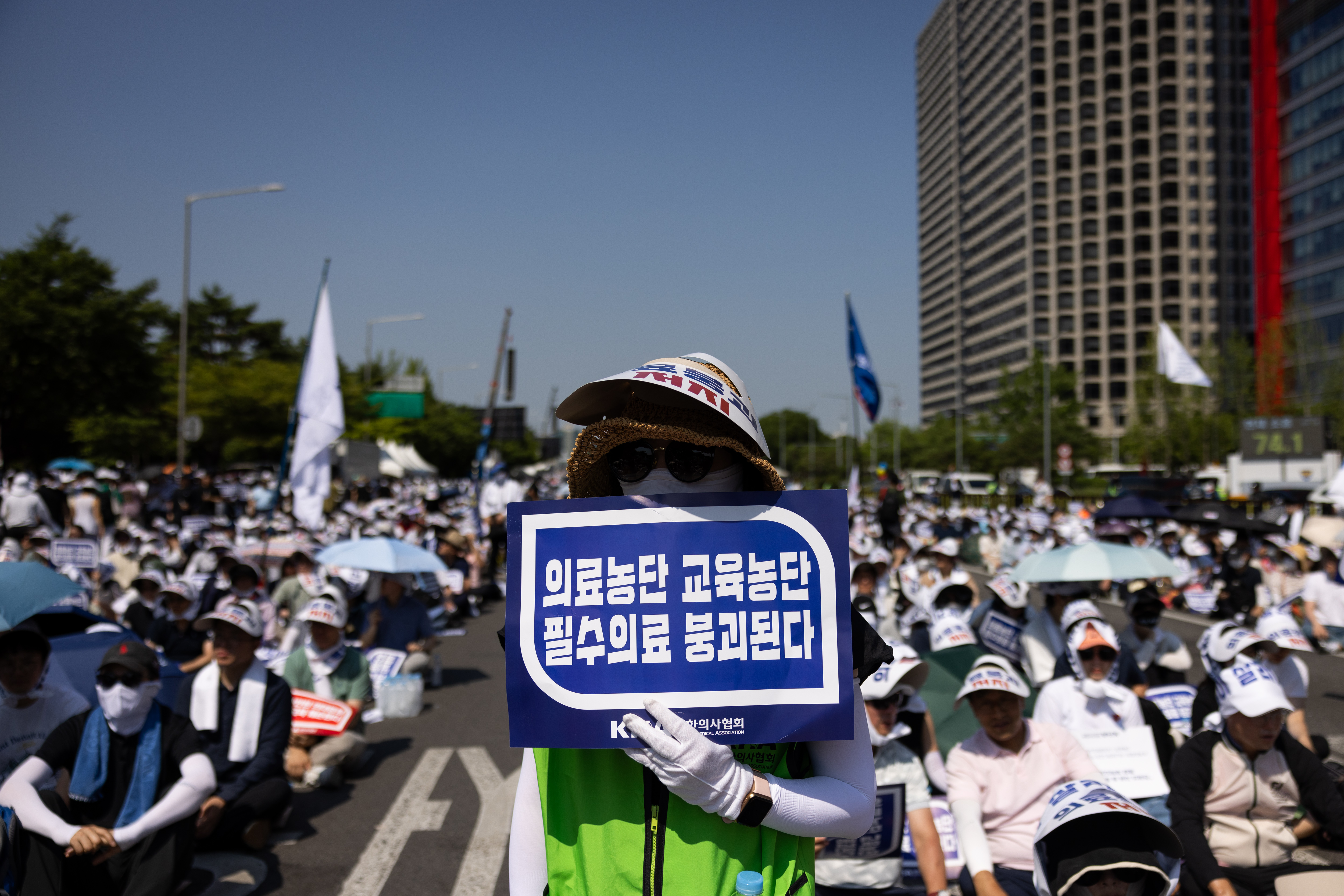 South Korean Doctors Set for Mass Walkout Over Med School Seats