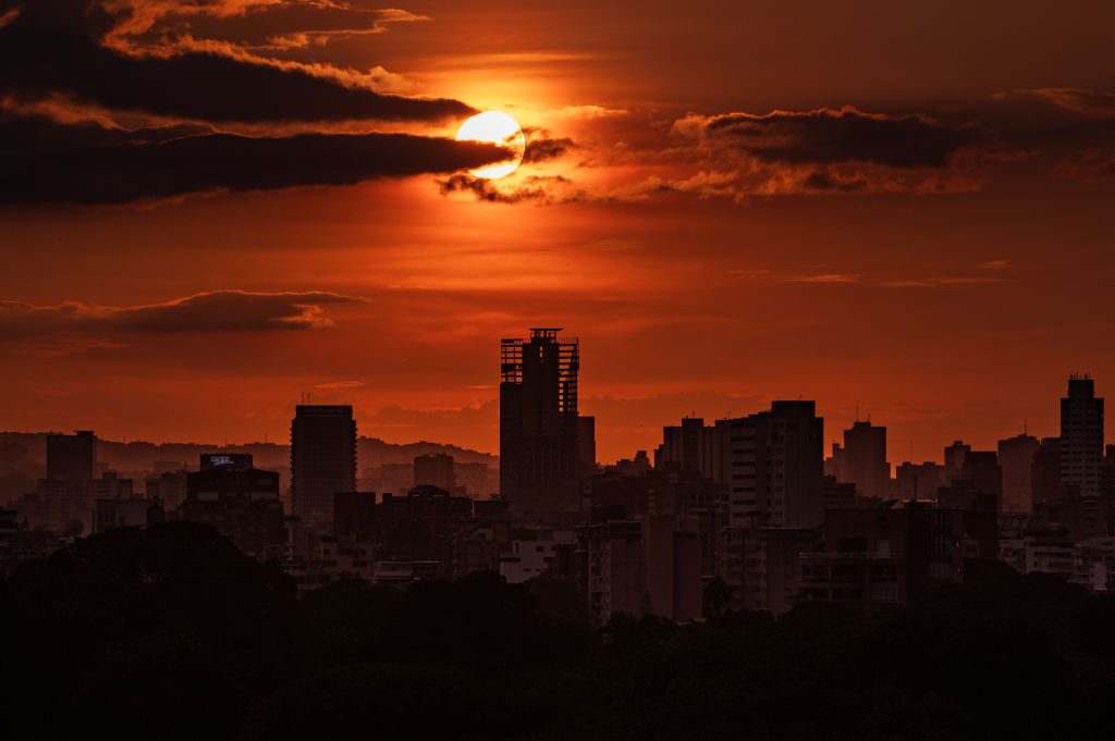 The sun sets in Caracas, Venezuela, on Monday, Aug. 26, 2024. Venezuela's Central Bank is releasing new 200 bolivar and 500 bolivar banknotes, now the country's largest denomination of paper currency, as consumer prices slowed to 0.7% in July from 1% in June. Photographer: Bloomberg