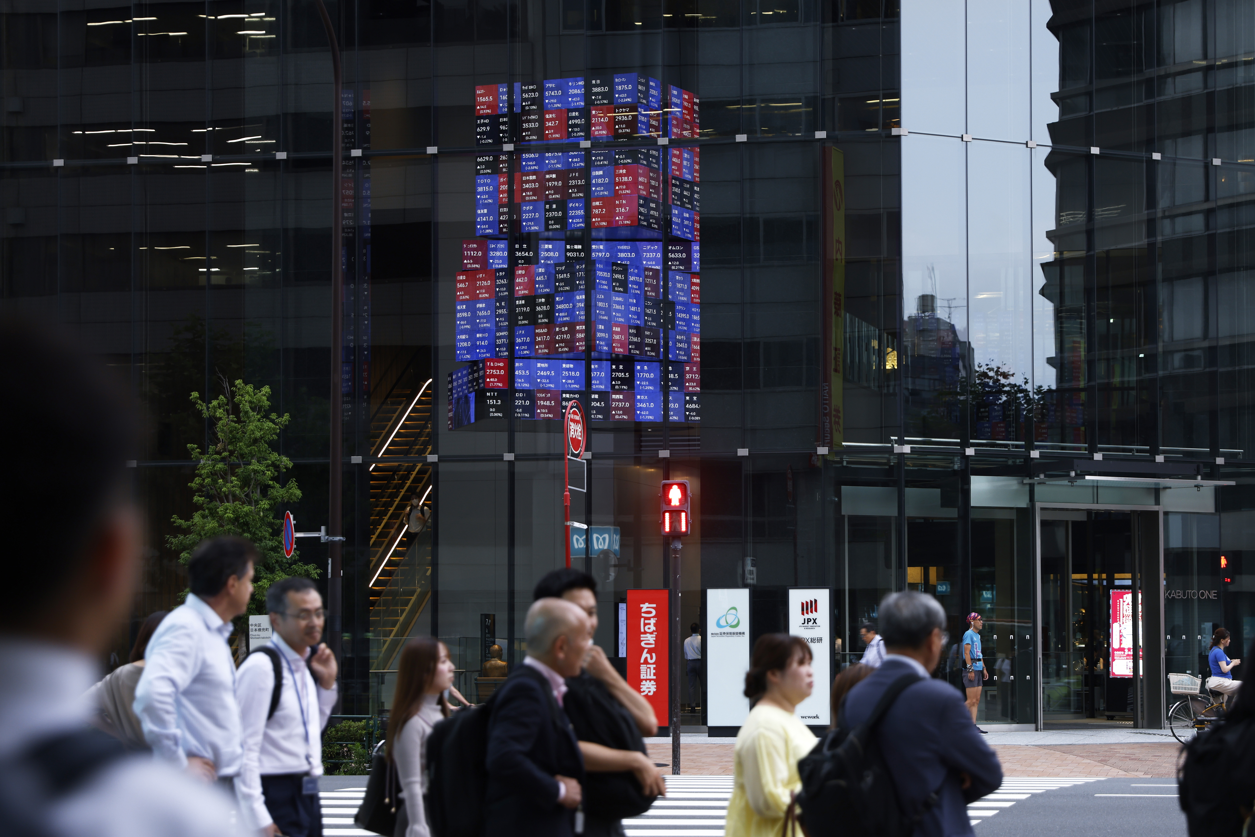 Asia stocks fall despite China GDP beat; bond yields drop with Fed in focus