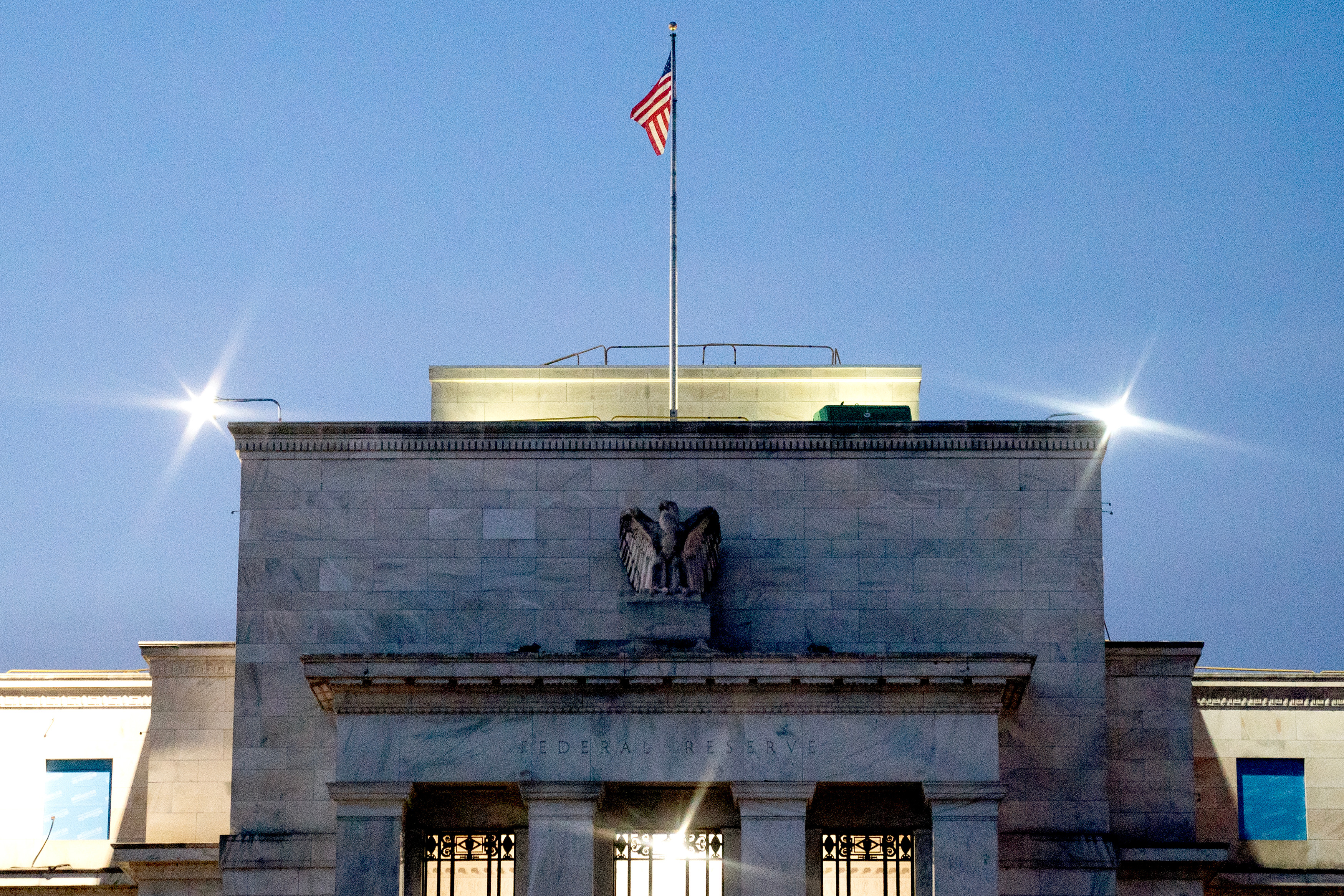 Yen Advances, Treasuries Rise As Fed Move Nears