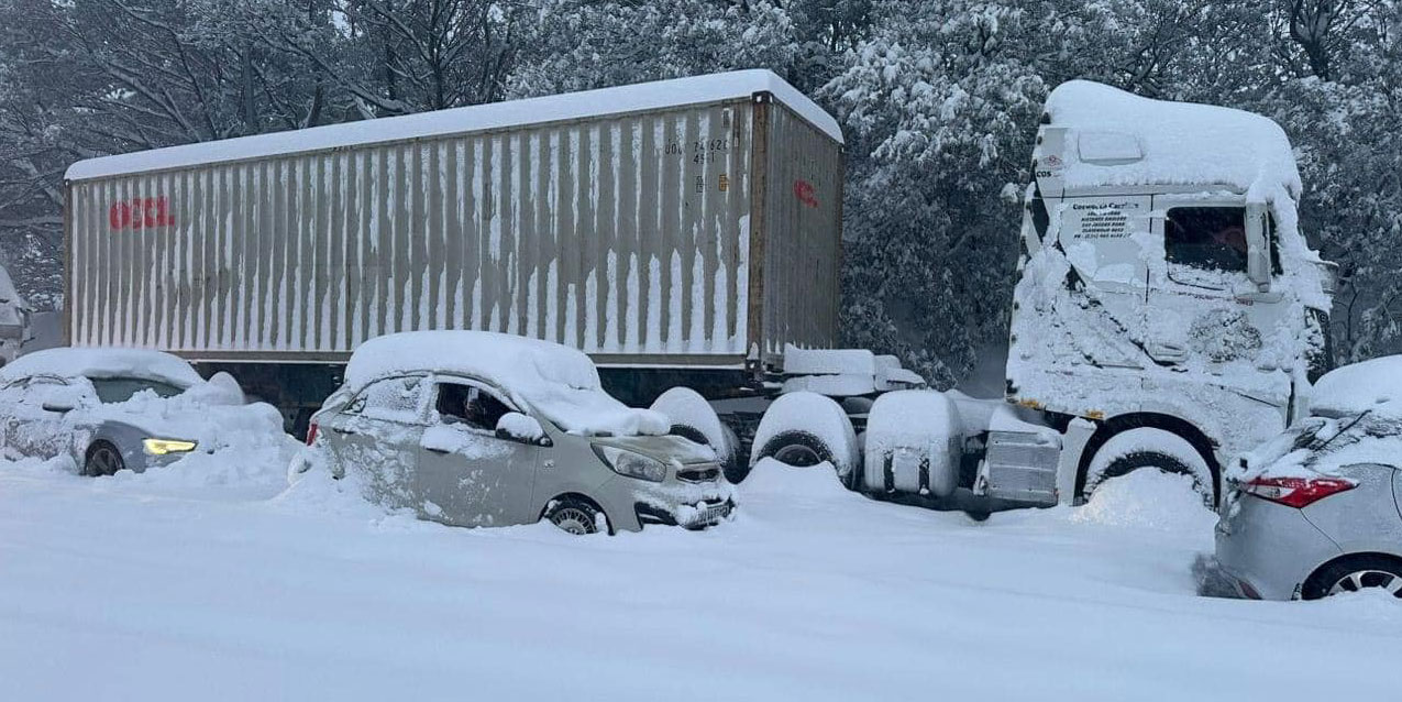 Authorities start clearing more than 1,800 vehicles trapped by heavy snowfalls on N3