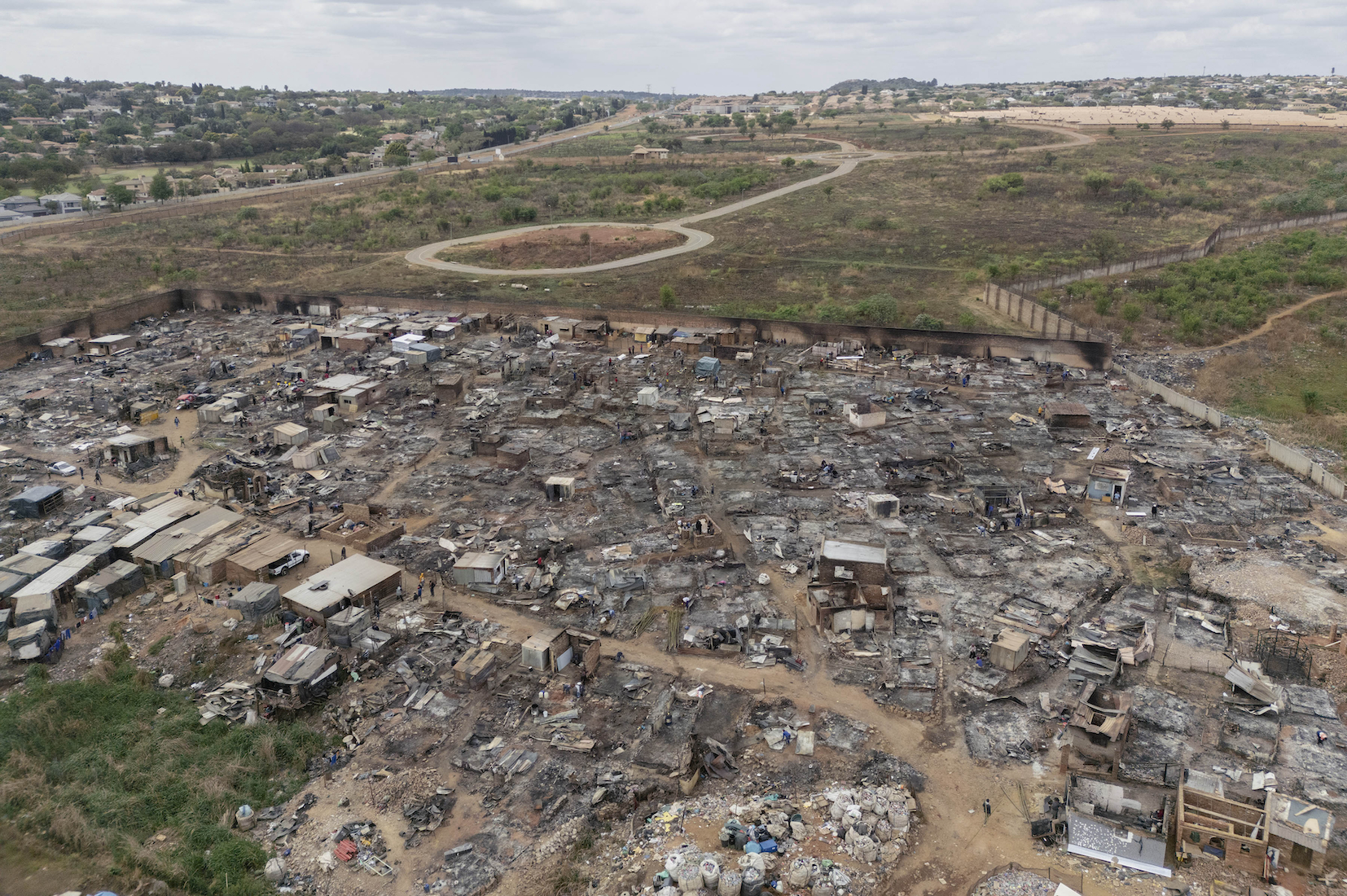One dead, 800 homes destroyed as fire rips through Pretoria township