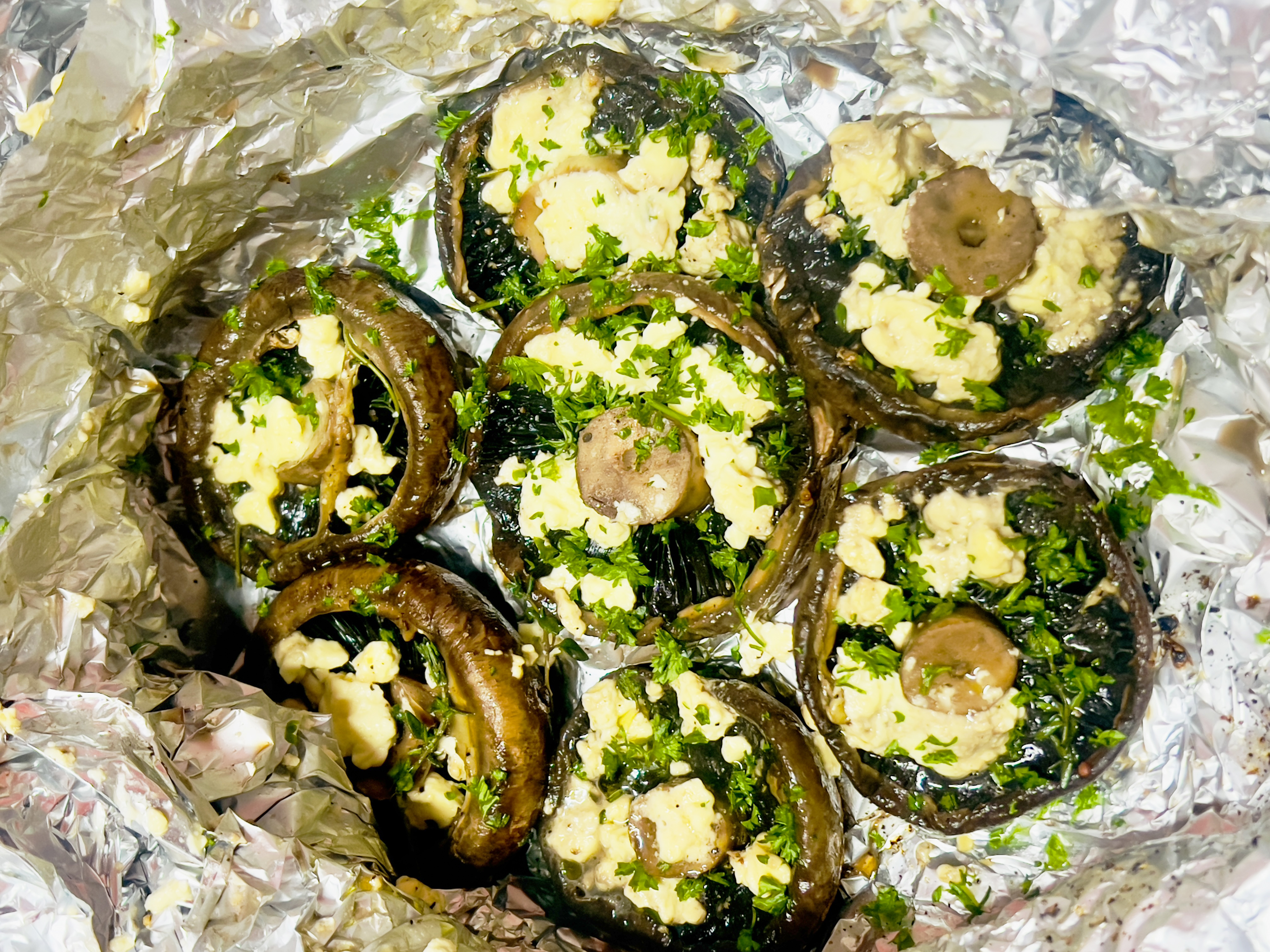 Big brown mushrooms, stuffed and cooked on the braai