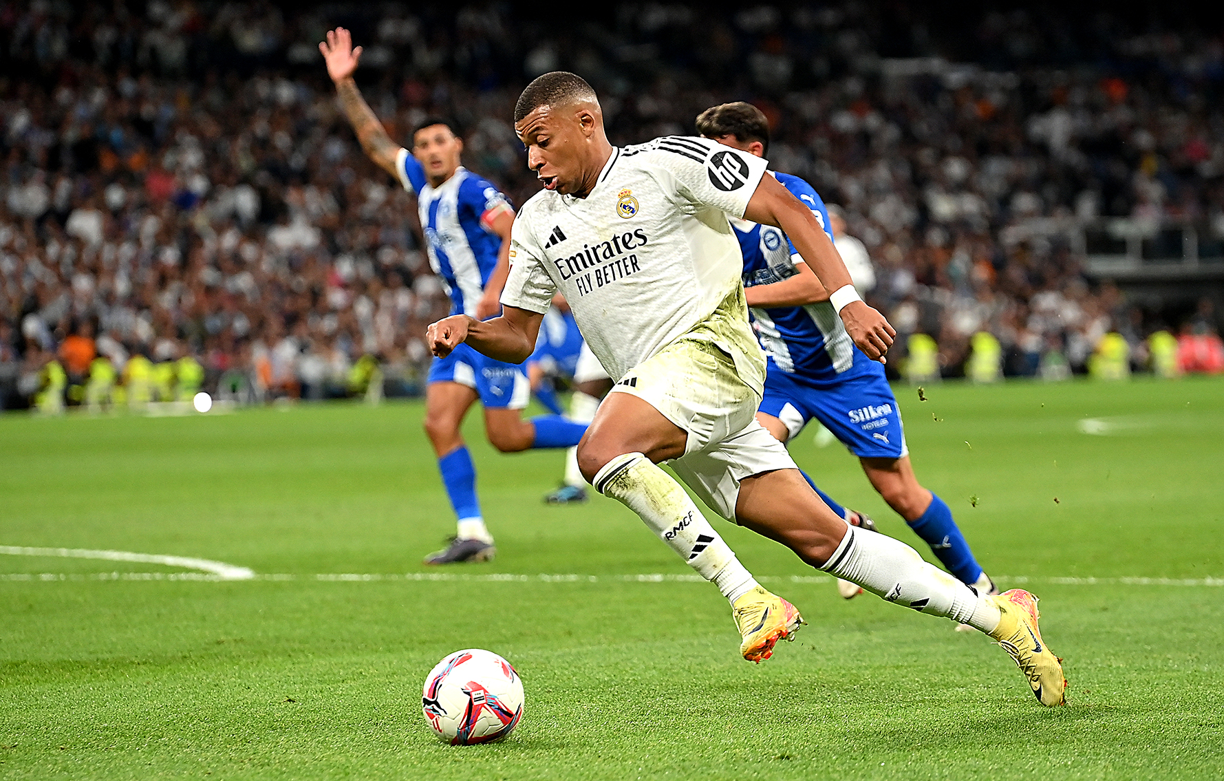 Real Madrid’s latest galácticos in stormy waters early in the season