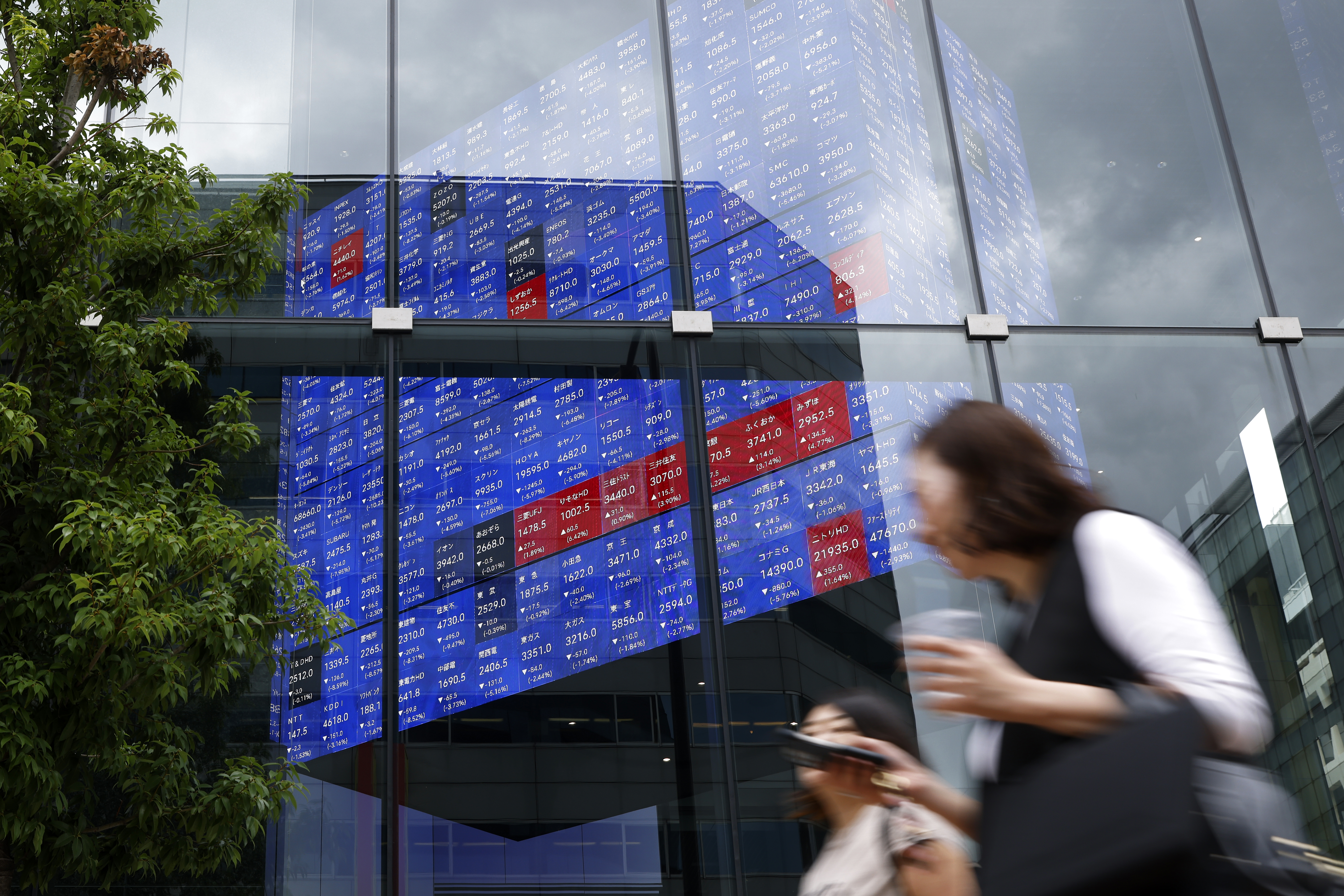 Japanese Stocks Falter as Ishibas Win Wrongfoots Easing Bets