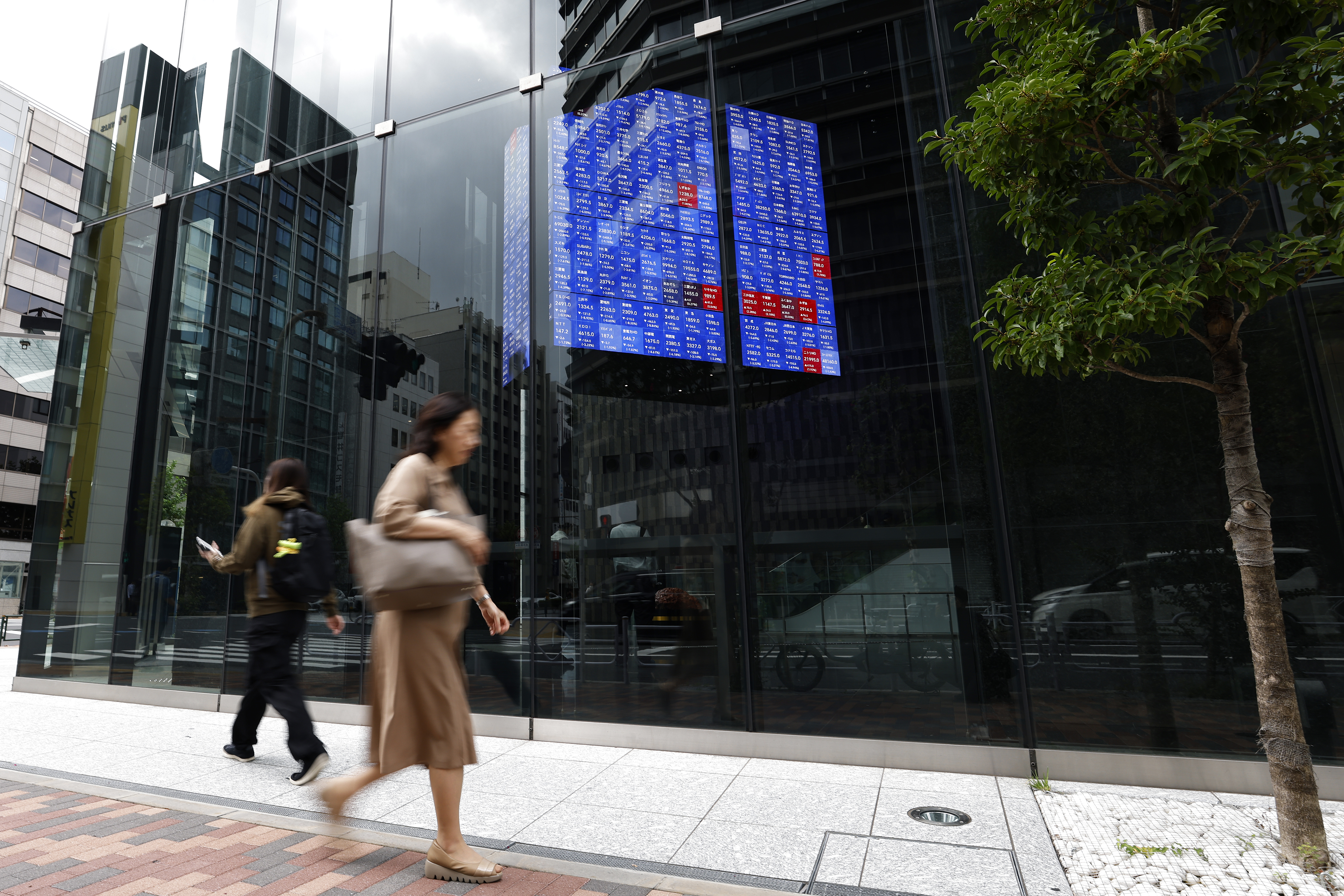 Japanese Stocks Falter as Ishibas Win Wrongfoots Easing Bets