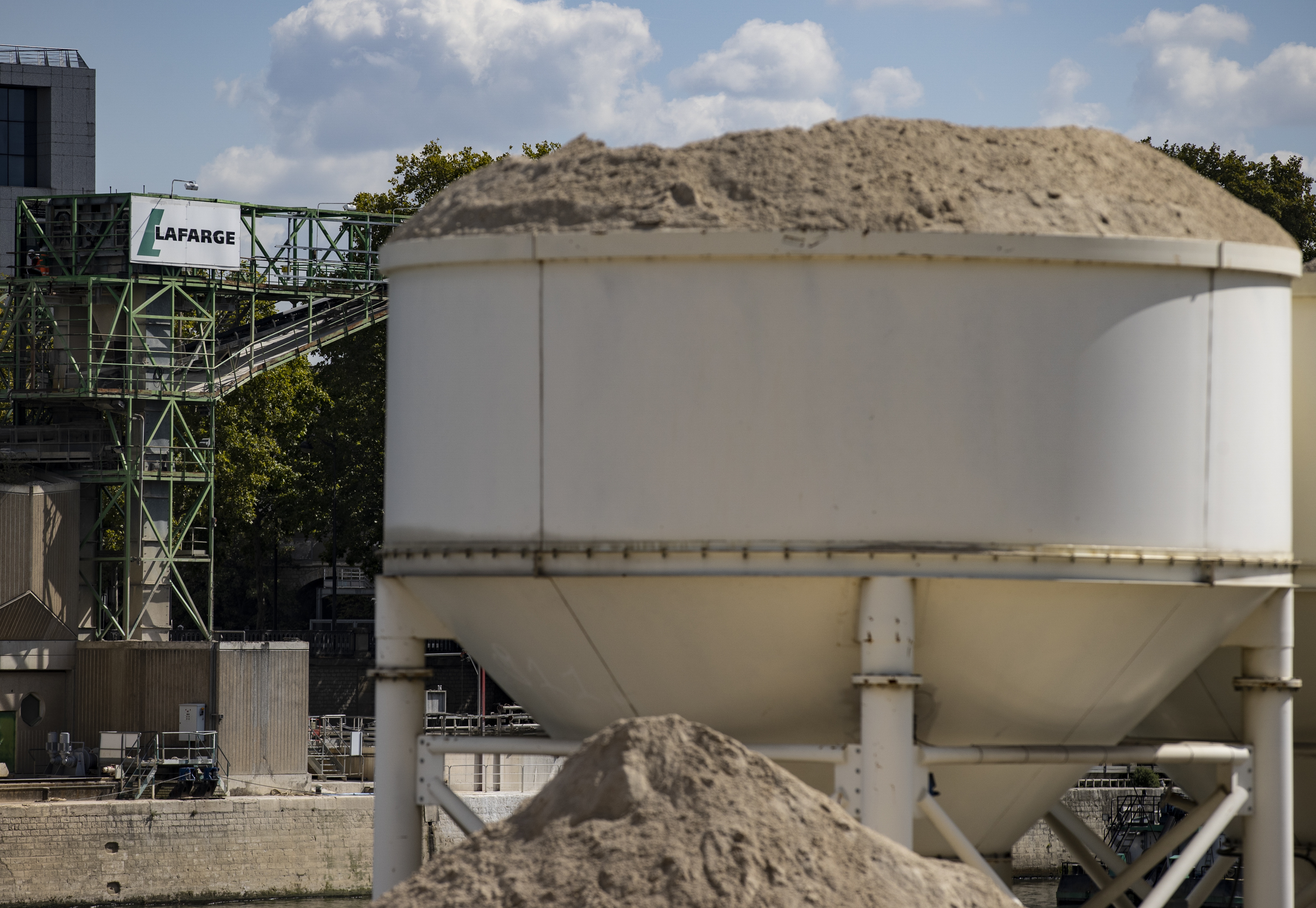 Lafarge under investigation for polluting Seine river