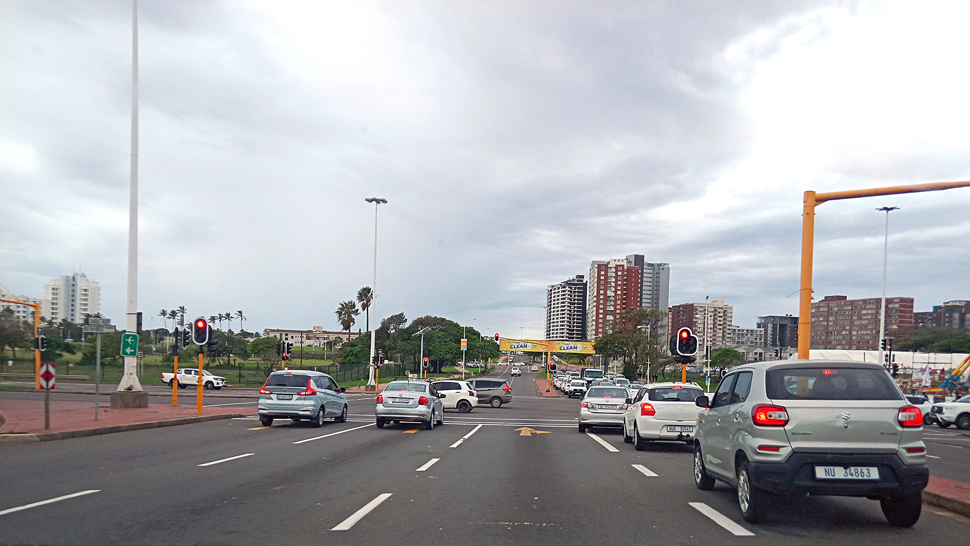 Not everyone cheers when the lights stay on - Informal traffic wardens in Durban lose out on cash