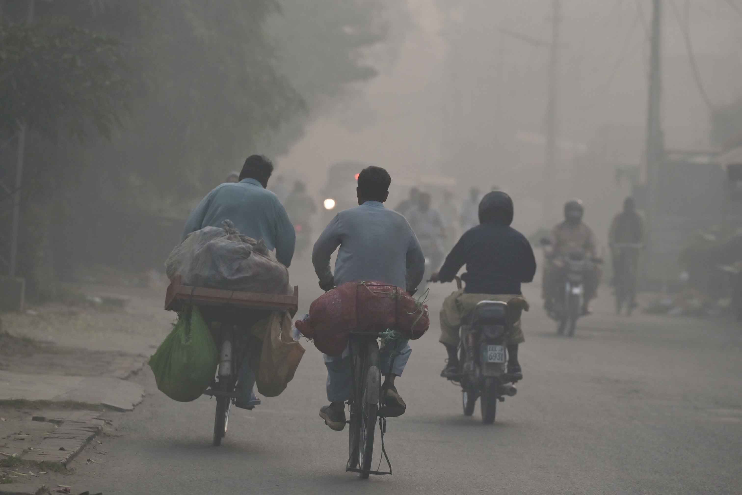 Primary schools closed for a week due to high air pollution in Pakistans Lahore city