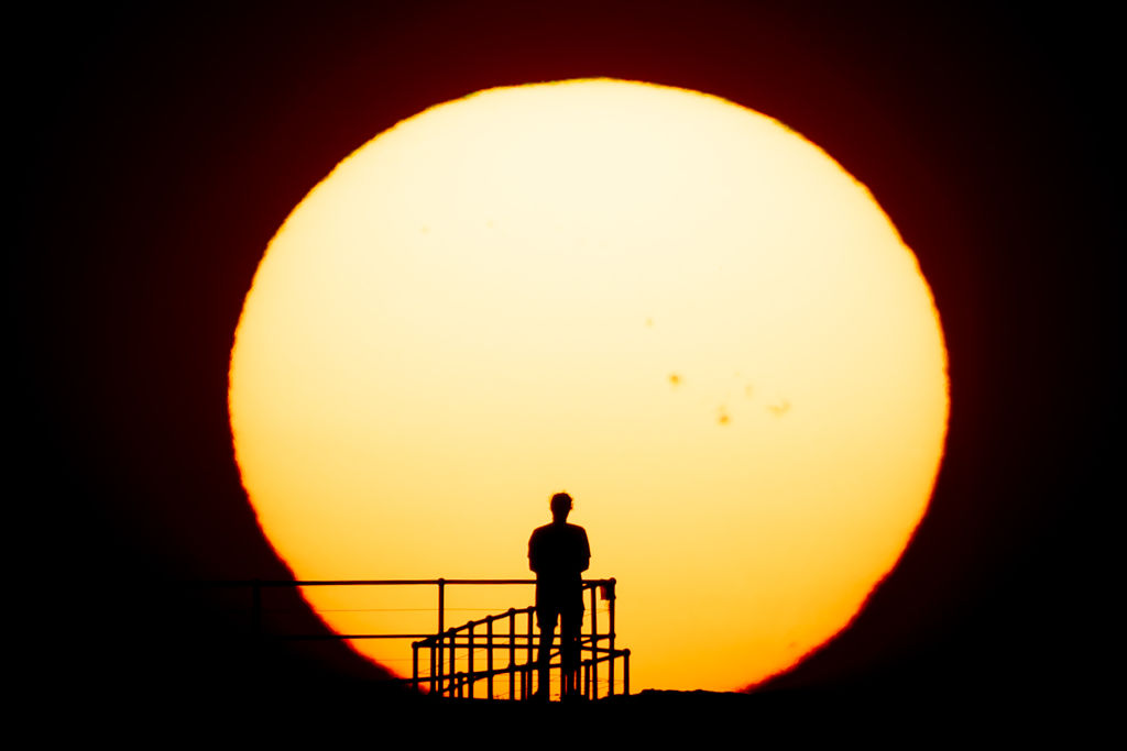 The sun rises over Bondi Beach on November 27, 2024 in Sydney, Australia. Australians are at risk of enduring rolling blackouts this week, amid a heatwave sweeping through NSW and unexpected coal outages across the state. A severe heatwave warning has been issued by the Bureau of Meteorology for parts of eastern NSW over the next few days – with the mercury tipped to soar into the high 30s in some regions. Some areas reached a maximum temperature of 37C on Monday, with Richmond and Perth in Sydney's west also clocking in at 35C. (Photo by Brook Mitchell/Getty Images)