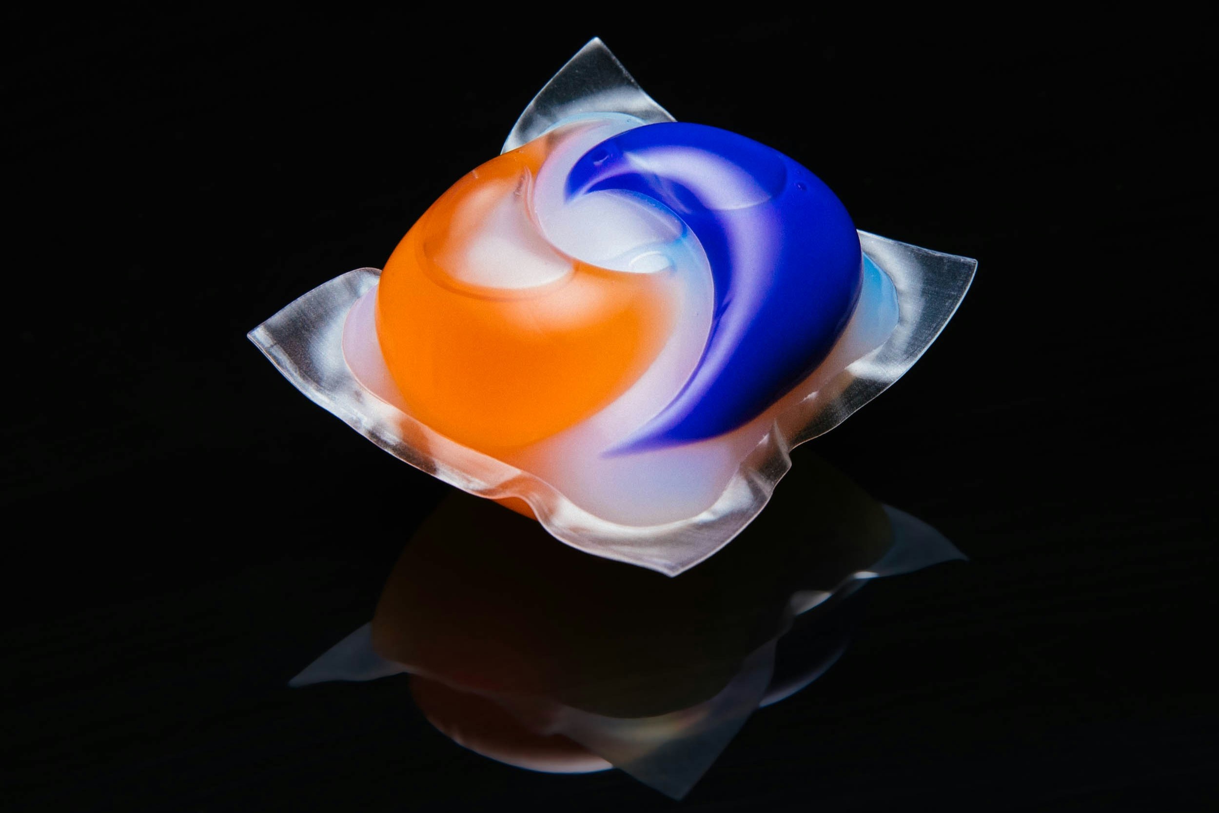 What’s the difference between liquid and powder laundry detergent? It’s not just the obvious