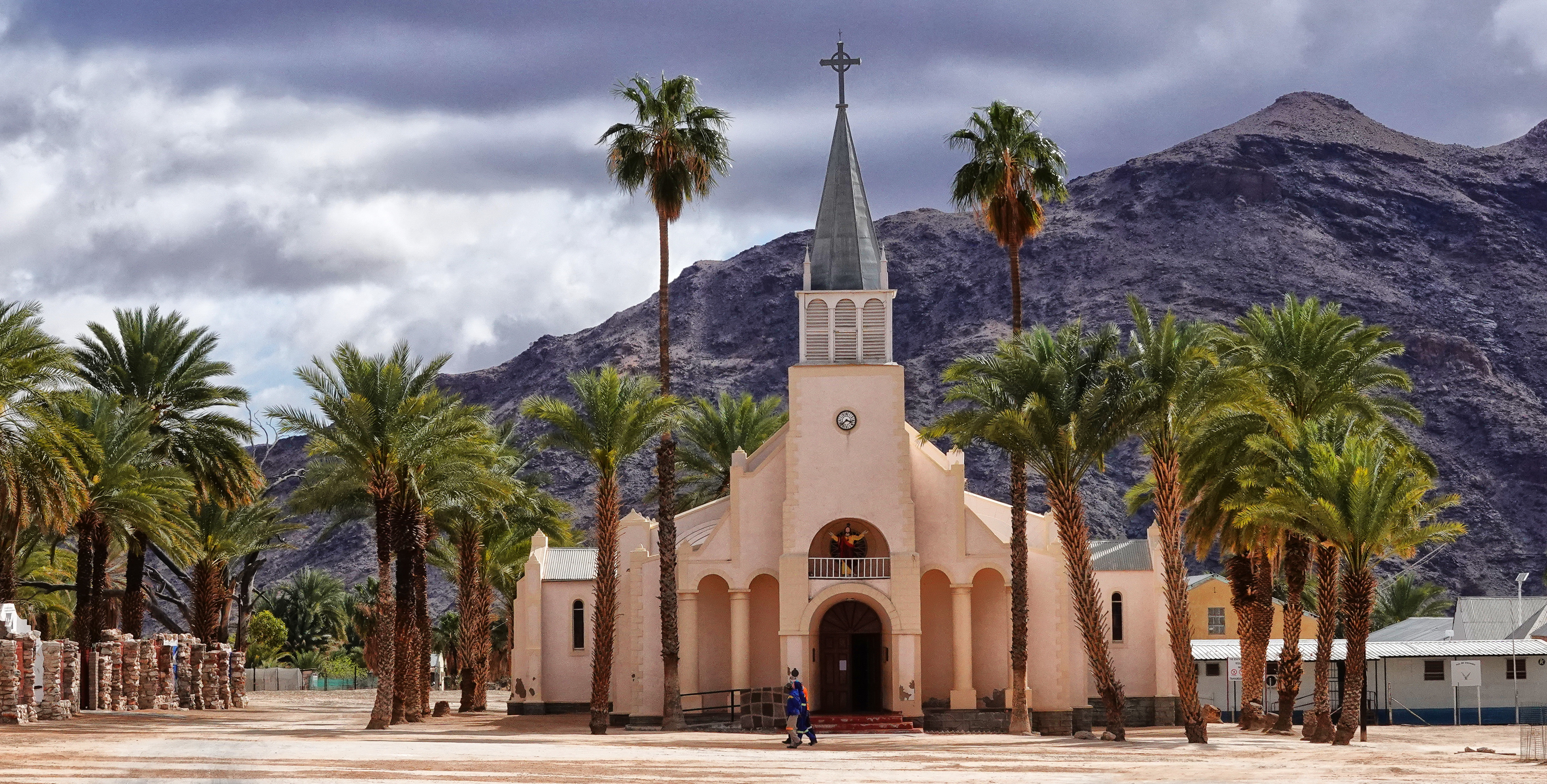 Sights for ‘Karoo Eyes’ — Here be metal dragons, a desert cathedral and a blooming legacy