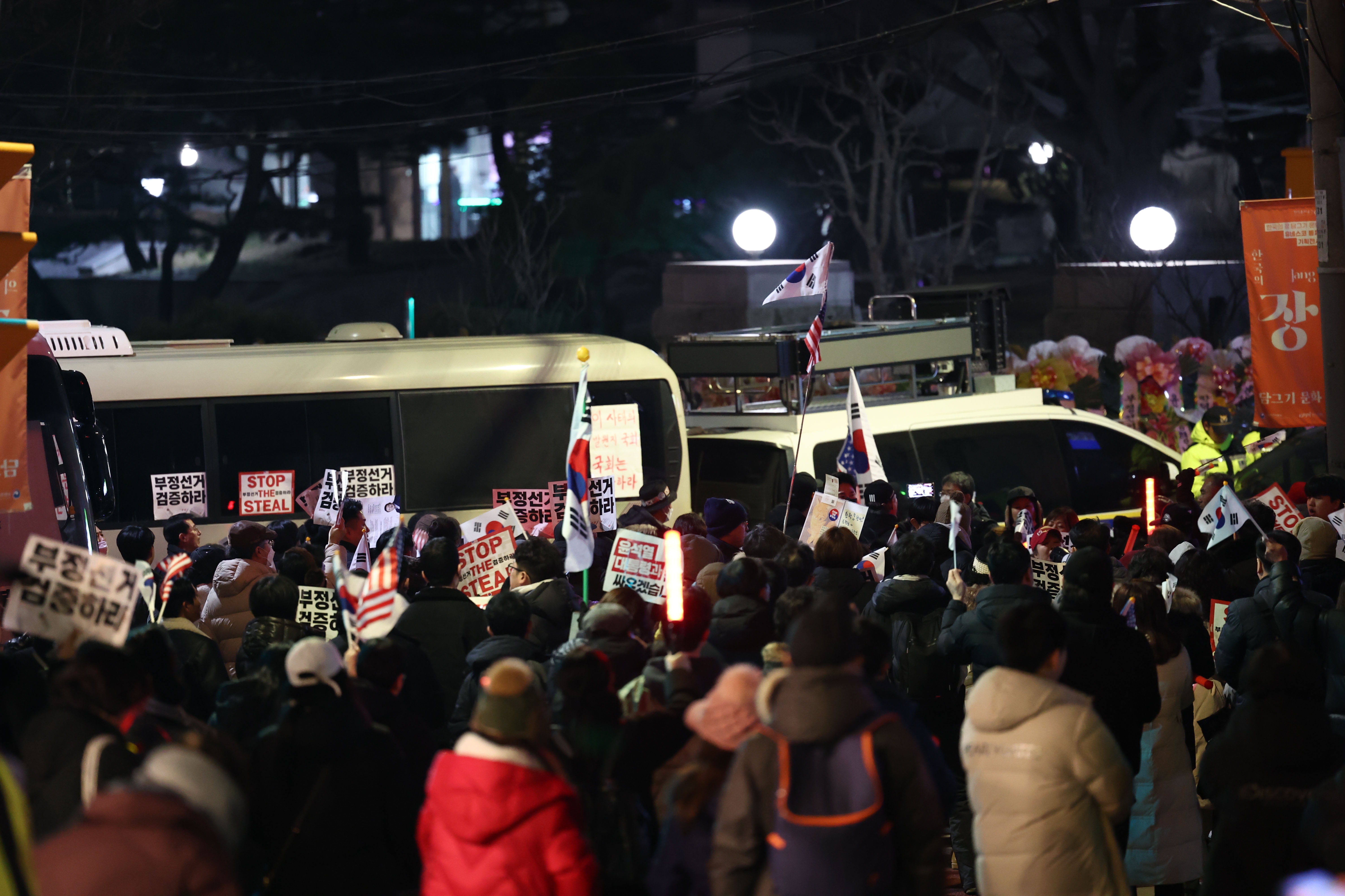 Supporters of impeached president Yoon Suk Yeol protest near the court