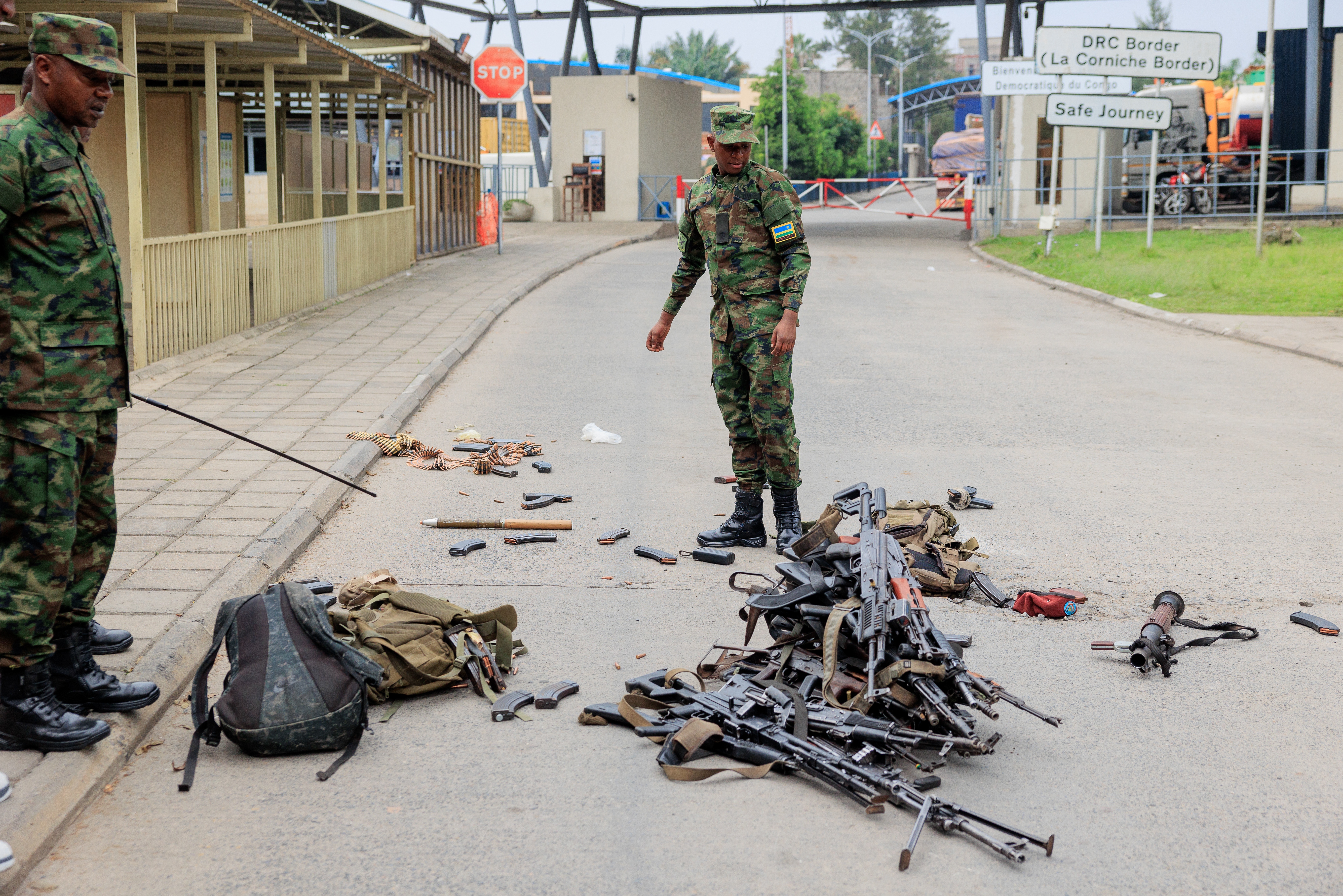 Rwandan soldiers inspect FARDC weapons crossing from Goma to Gisenyi