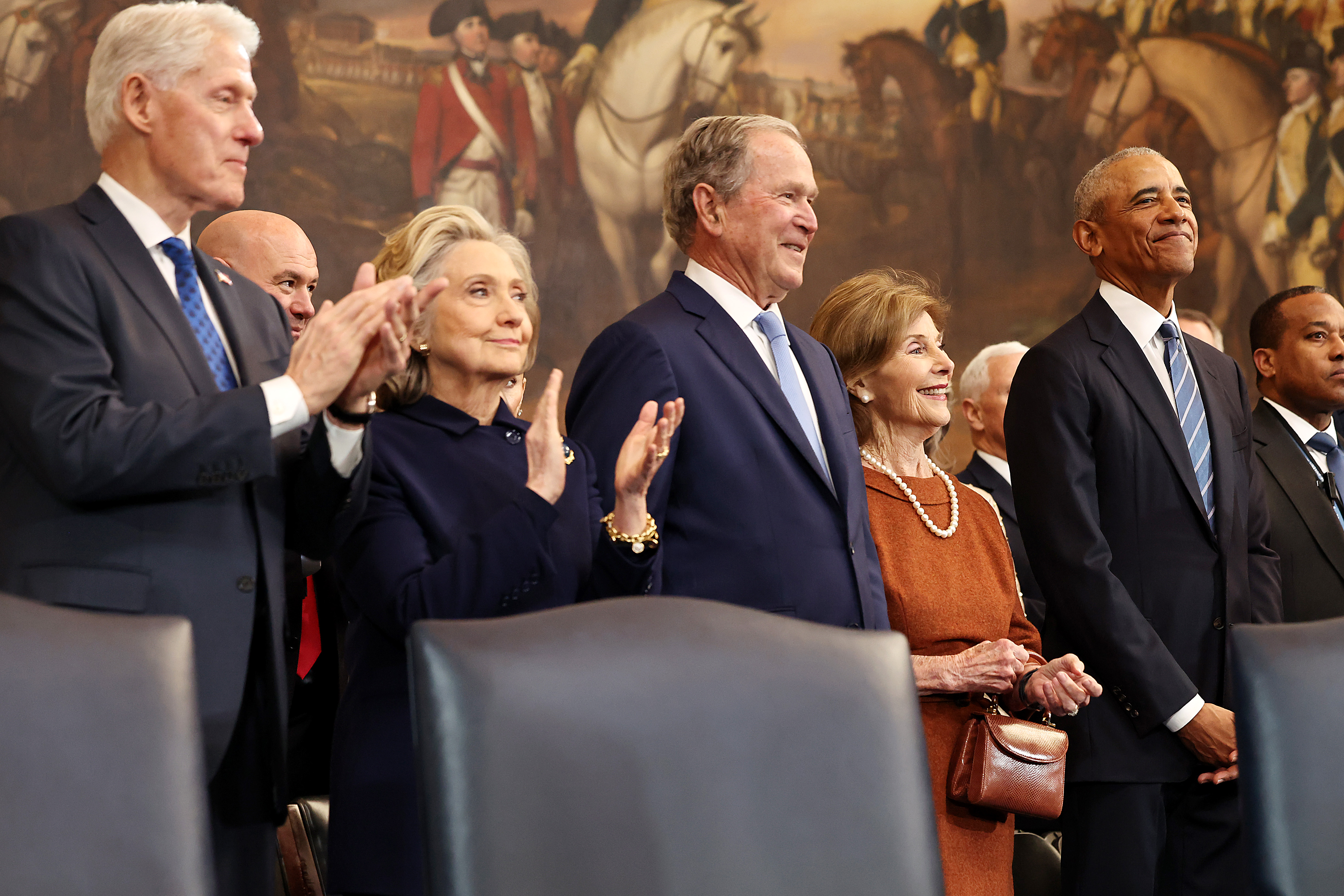  (L-R) Former U.S. President Bill Clinton, former U.S. Secretary of State Hillary Clinton, former U.S. President George W. Bush, former First Lady Laura Bush and former U.S. President Barack Obama arrive to the inauguration of U.S. President Donald Trump. (Photo by Chip Somodevilla/Getty Images) 