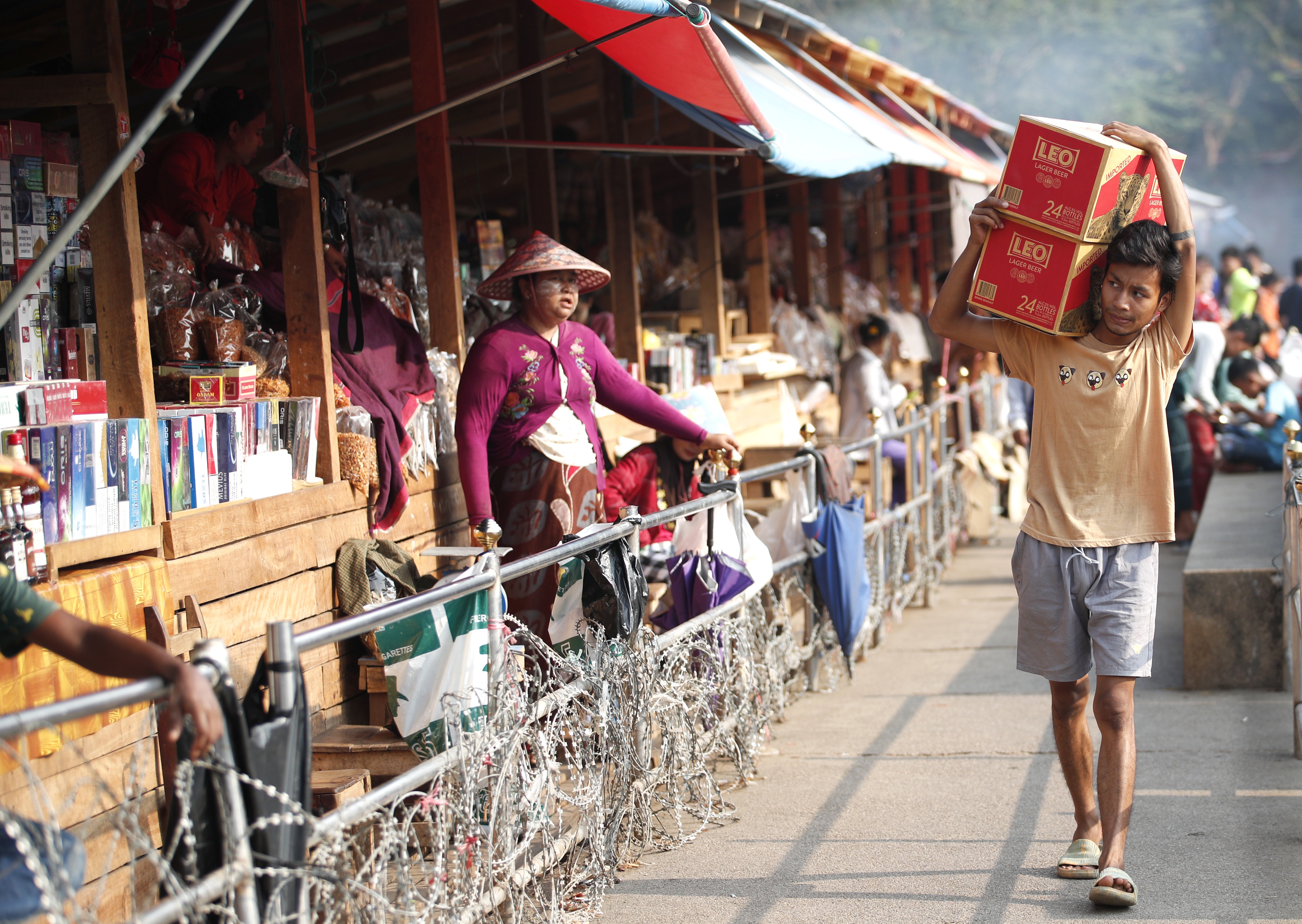 Myanmar armed conflicts in Myawaddy escalate, forces people to evacuate to Thailand