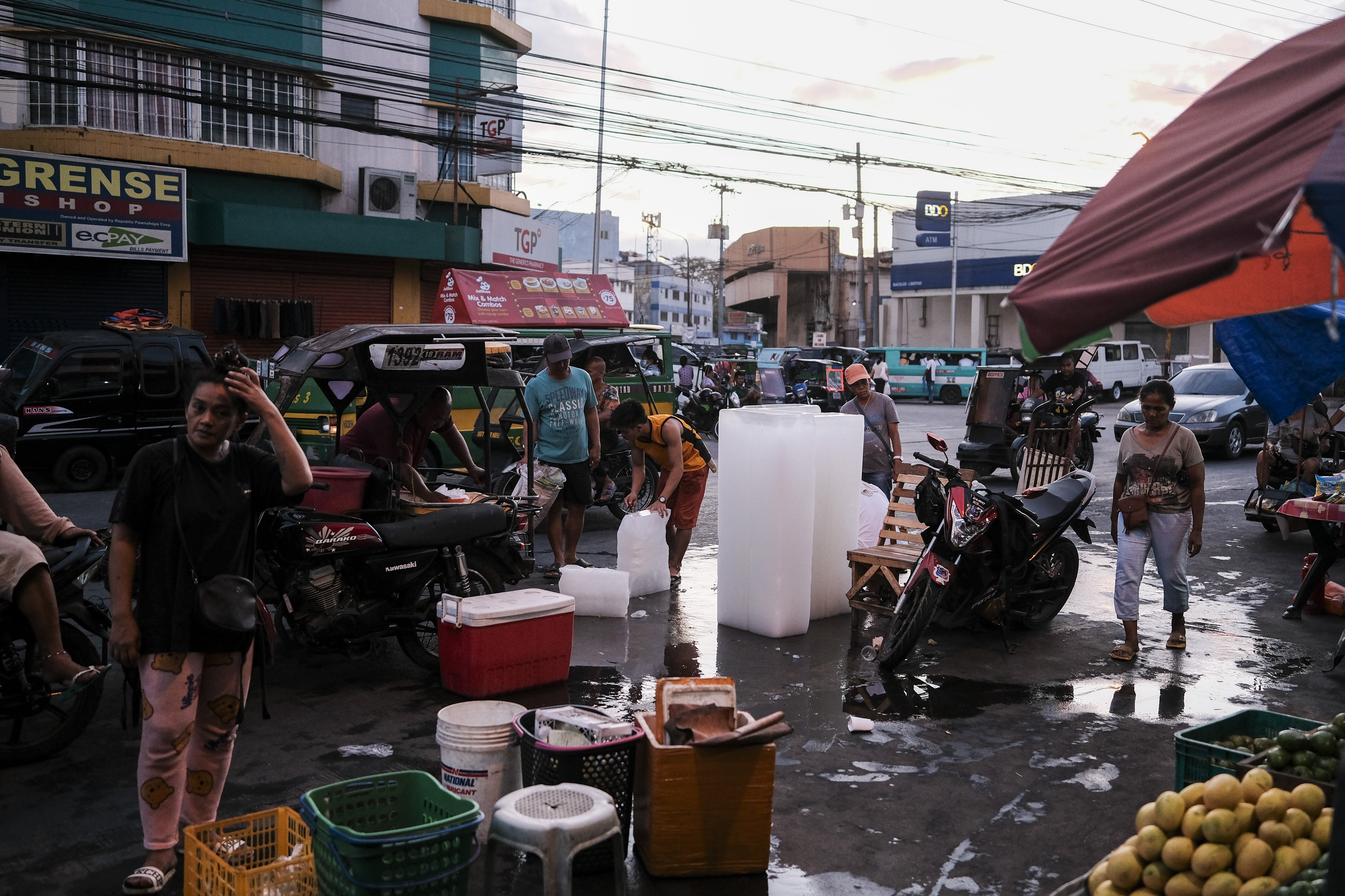 Shoppers in Philippines Ahead of CPI Figures
