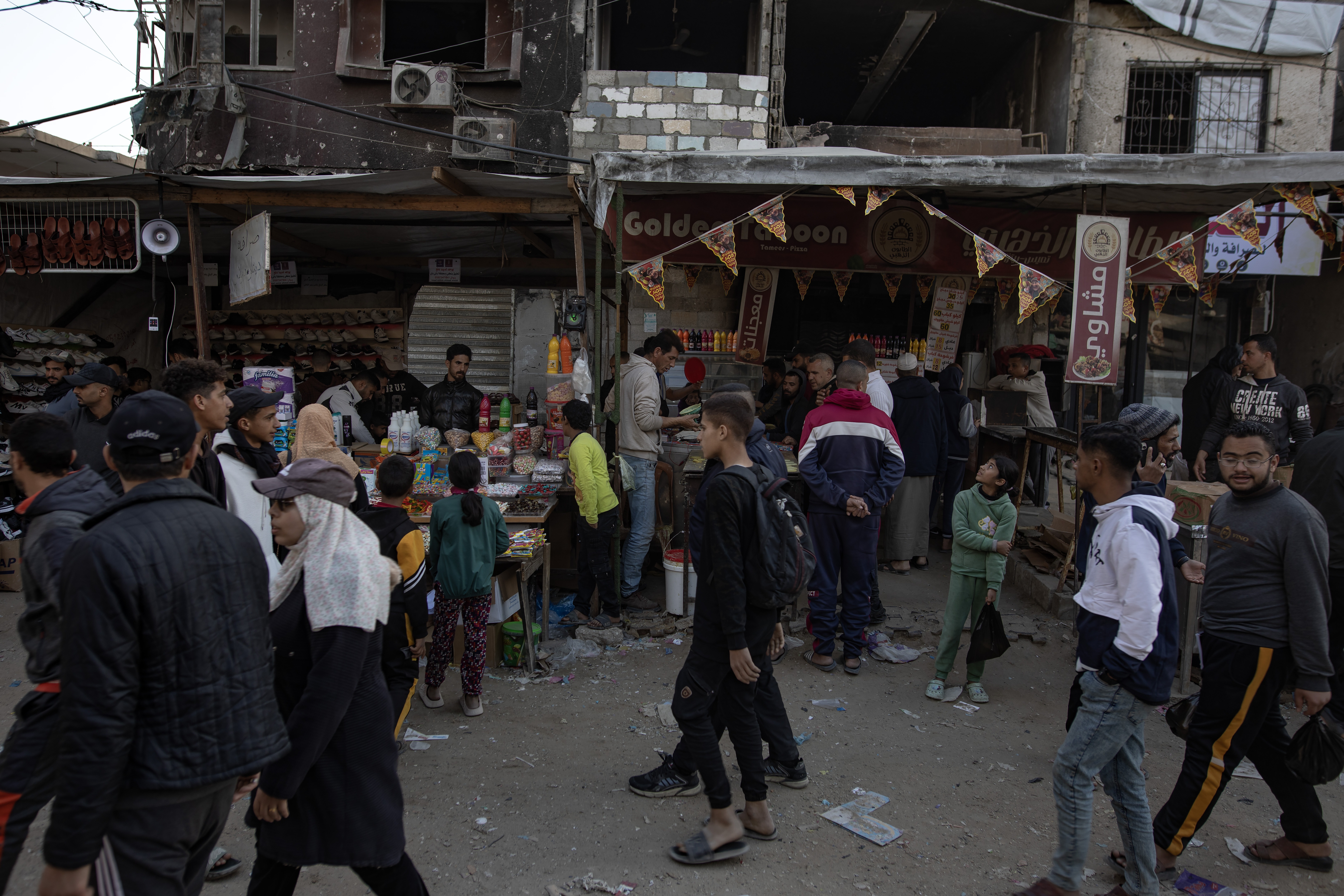 Palestinians shop for Ramadan amidst rubble