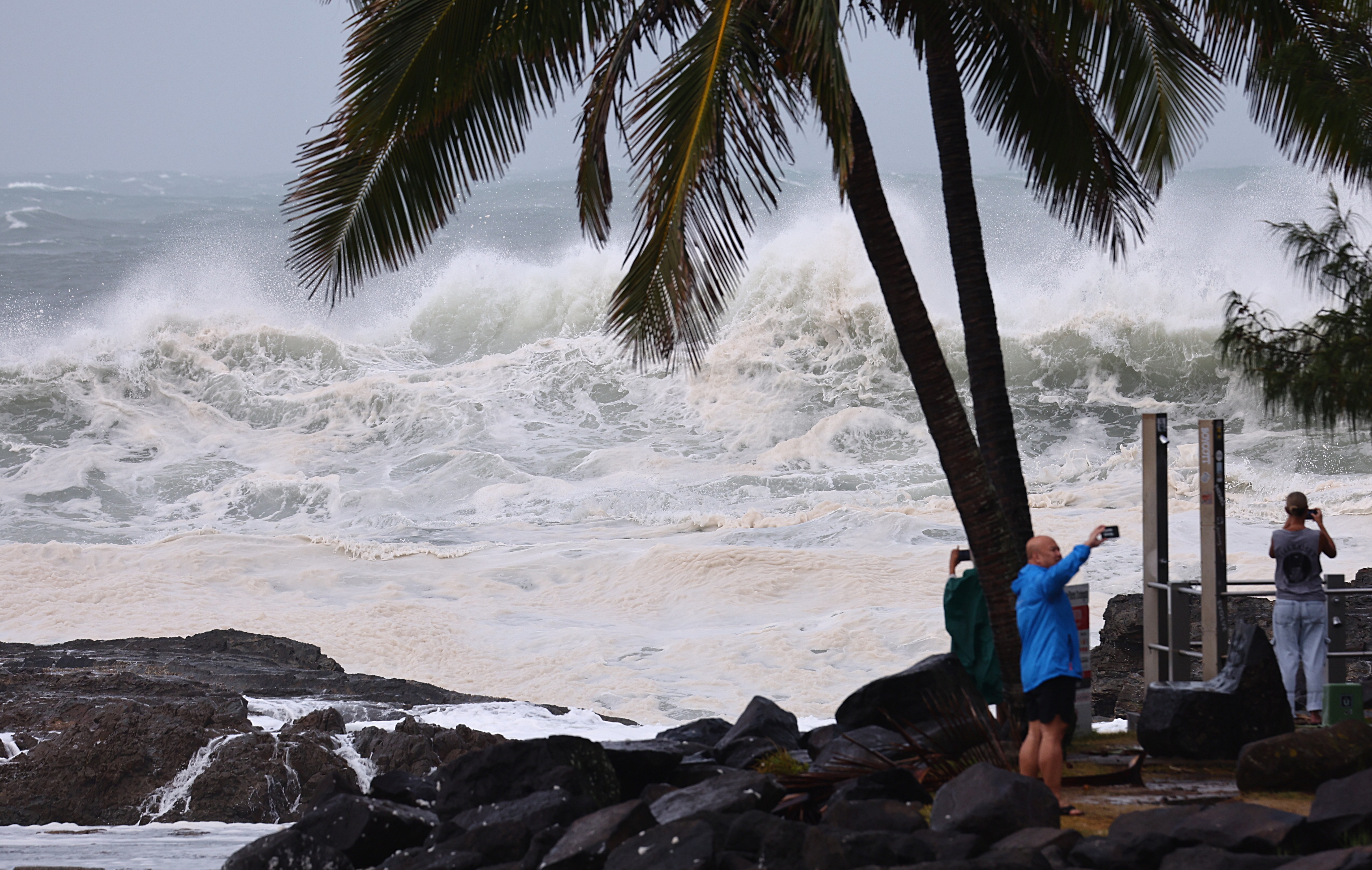 Flash floods, damaging winds, mass electricity outages as cyclone batters Queensland