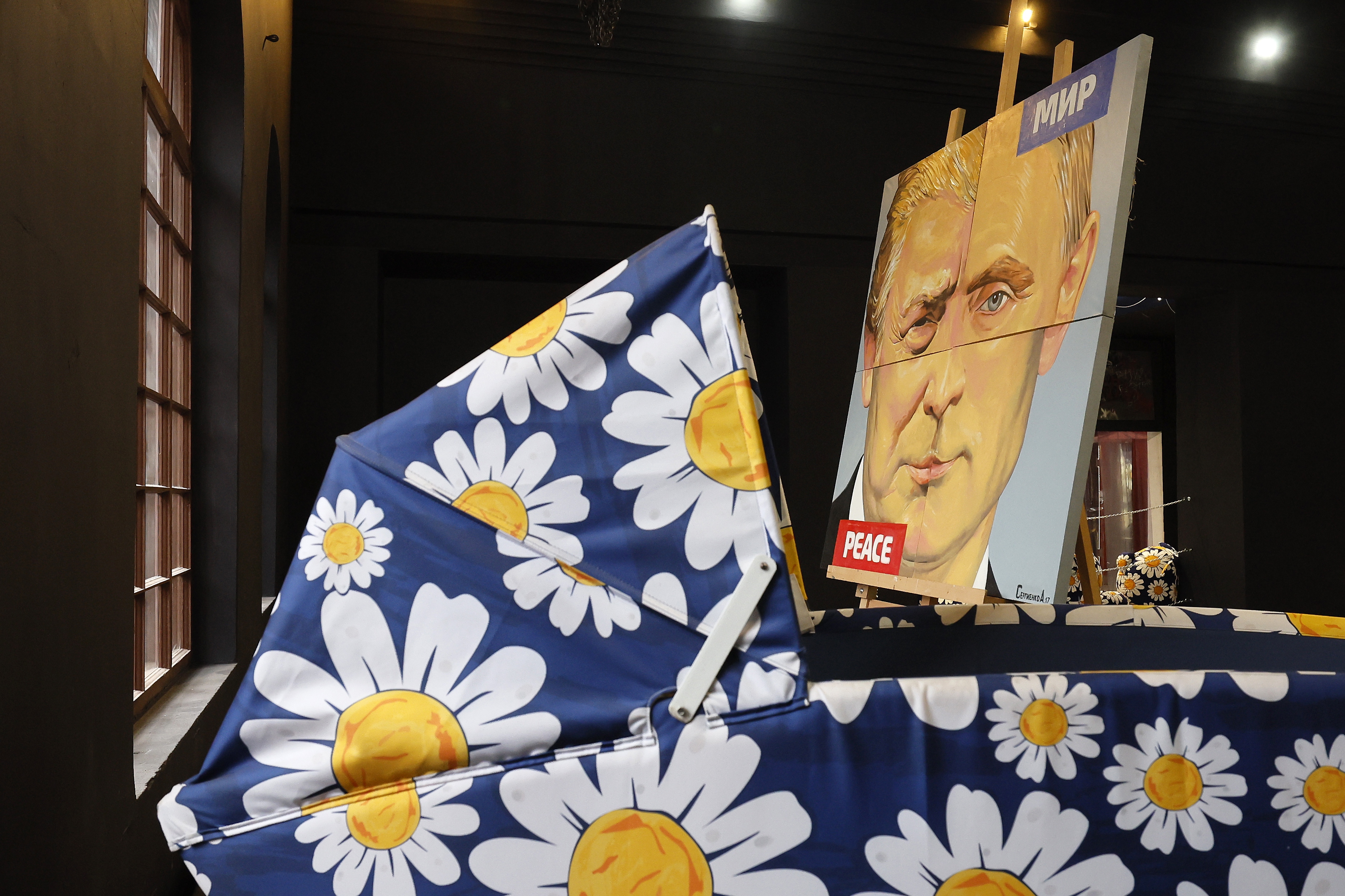 Russian artist displays painting featuring Presidents Putin and Trump