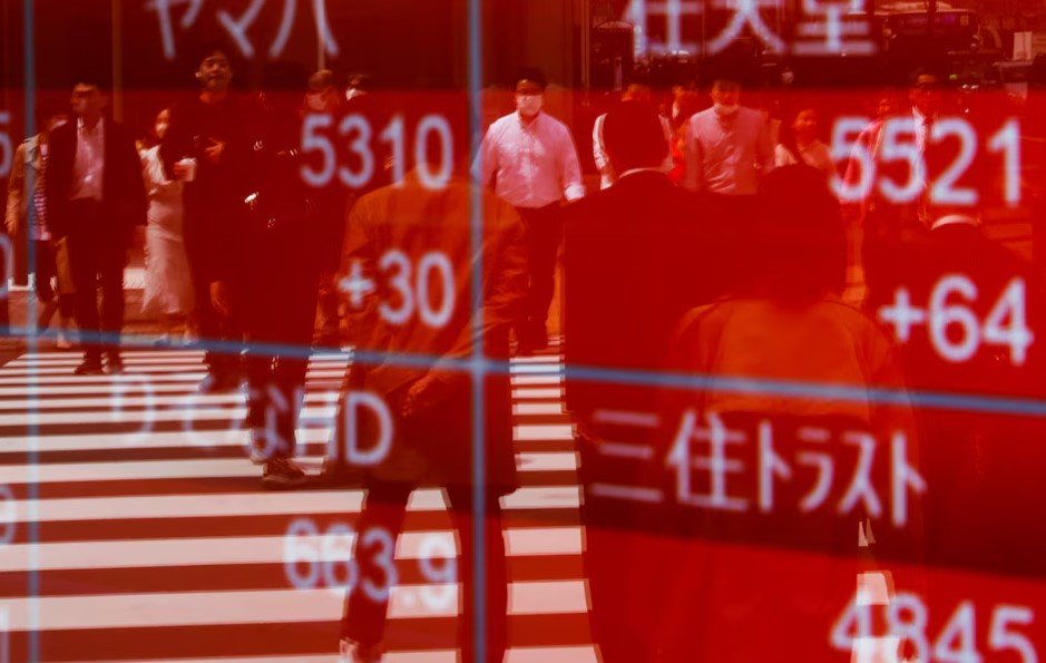 Asian stocks rise on easing tariff worries; dollar perks up