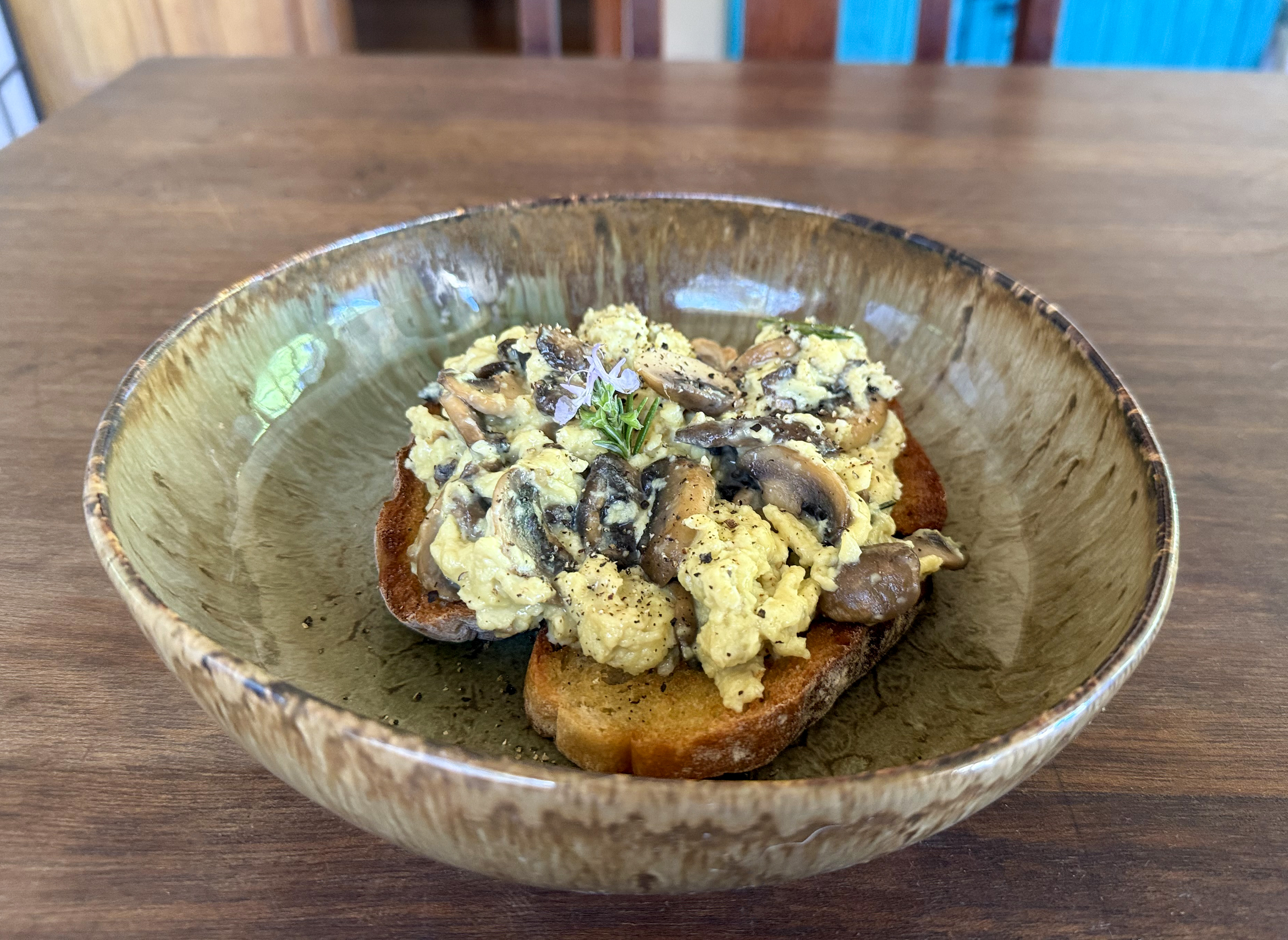 Lekker Brekker Monday: Scrambled eggs with mushrooms and rosemary
