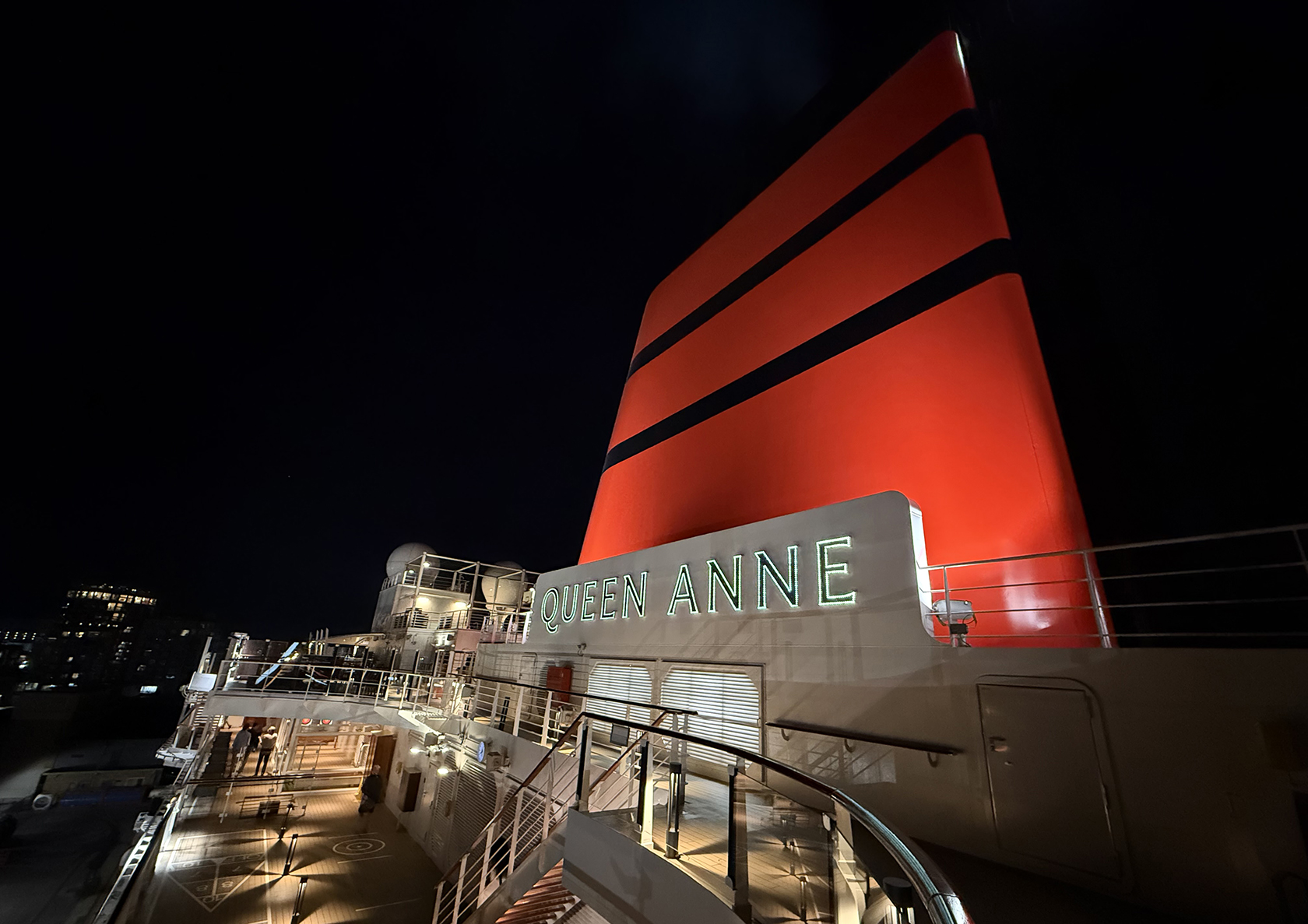 Clarendon Blues and Cunard Red: a port day on board Queen Anne in Cape Town harbour