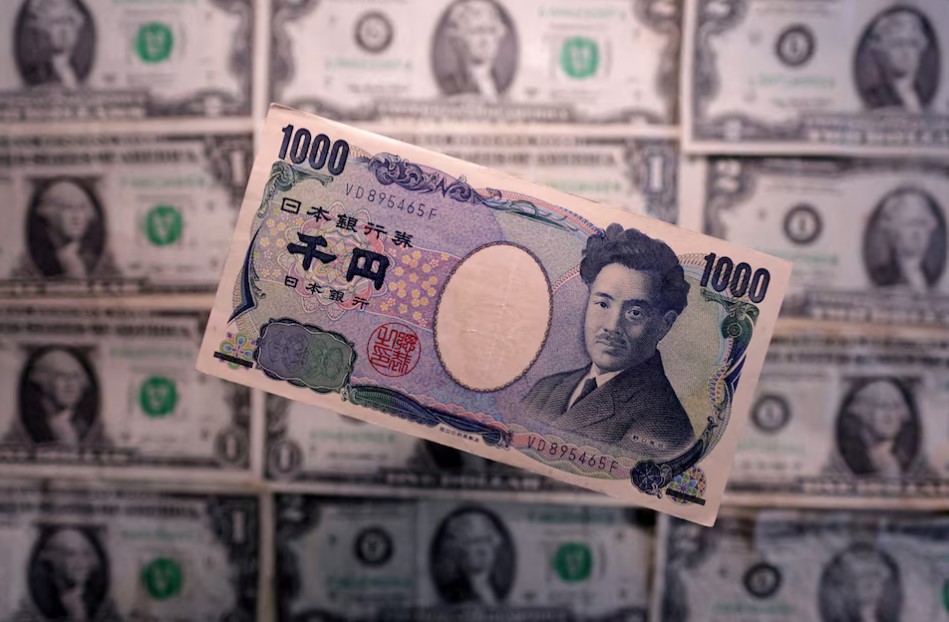 Forex dollar rallies on continued trade deal optimism; yen slumps