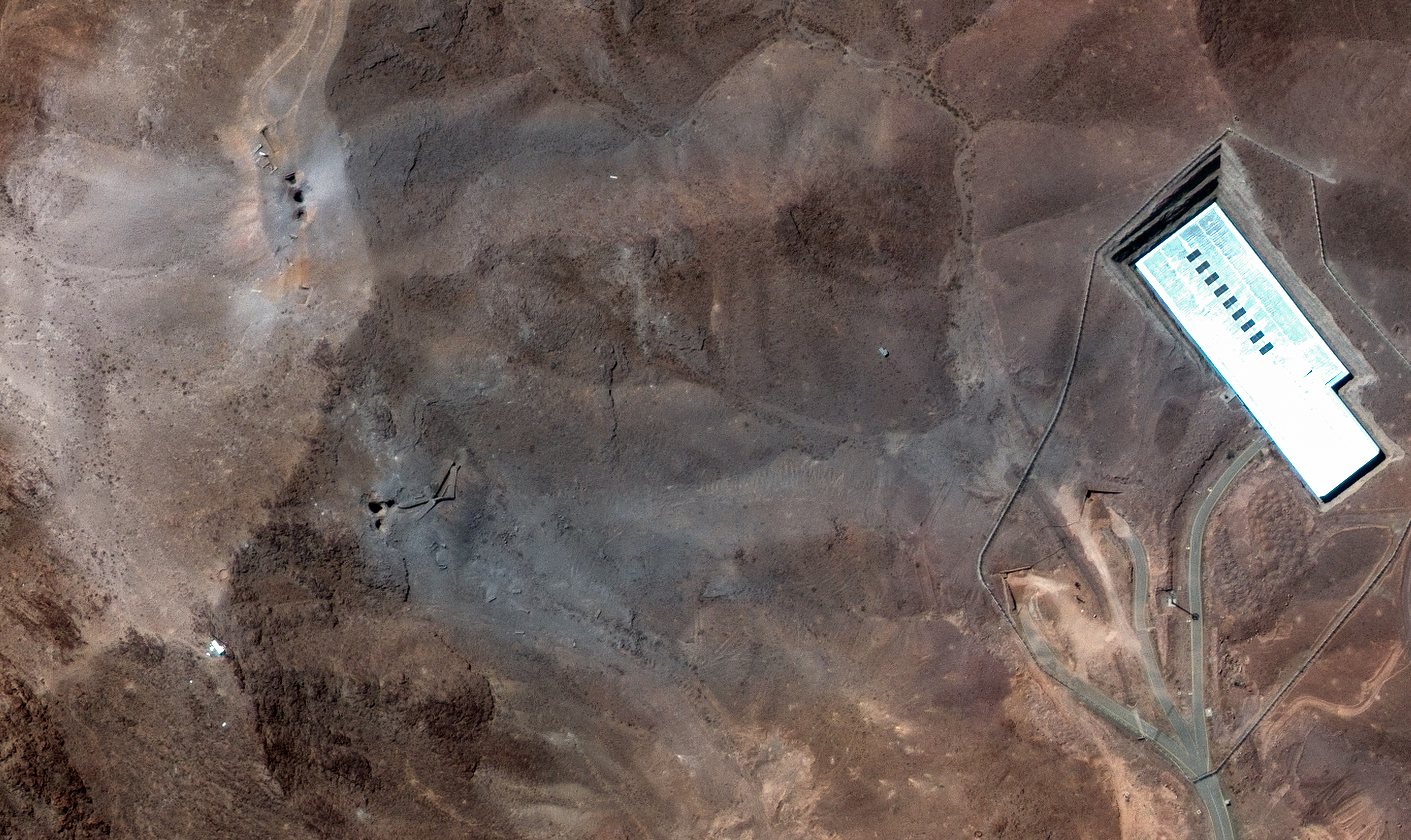 A handout satellite image made available by Maxar Technologies shows a closer view of craters and ash on a ridge at the Fordo underground uranium enrichment following US airstrikes, in Iran, 22 June 2025. The US forces struck three of Iran's key nuclear sites: Natanz, Isfahan and Fordo (Fordow), US President Trump announced on 21 June.  EPA-EFE/MAXAR TECHNOLOGIES HANDOUT MANDATORY CREDIT: SATELLITE IMAGE 2025 MAXAR TECHNOLOGIES -- THE WATERMARK MAY NOT BE REMOVED/CROPPEDHANDOUT EDITORIAL USE ONLY/NO SALES
