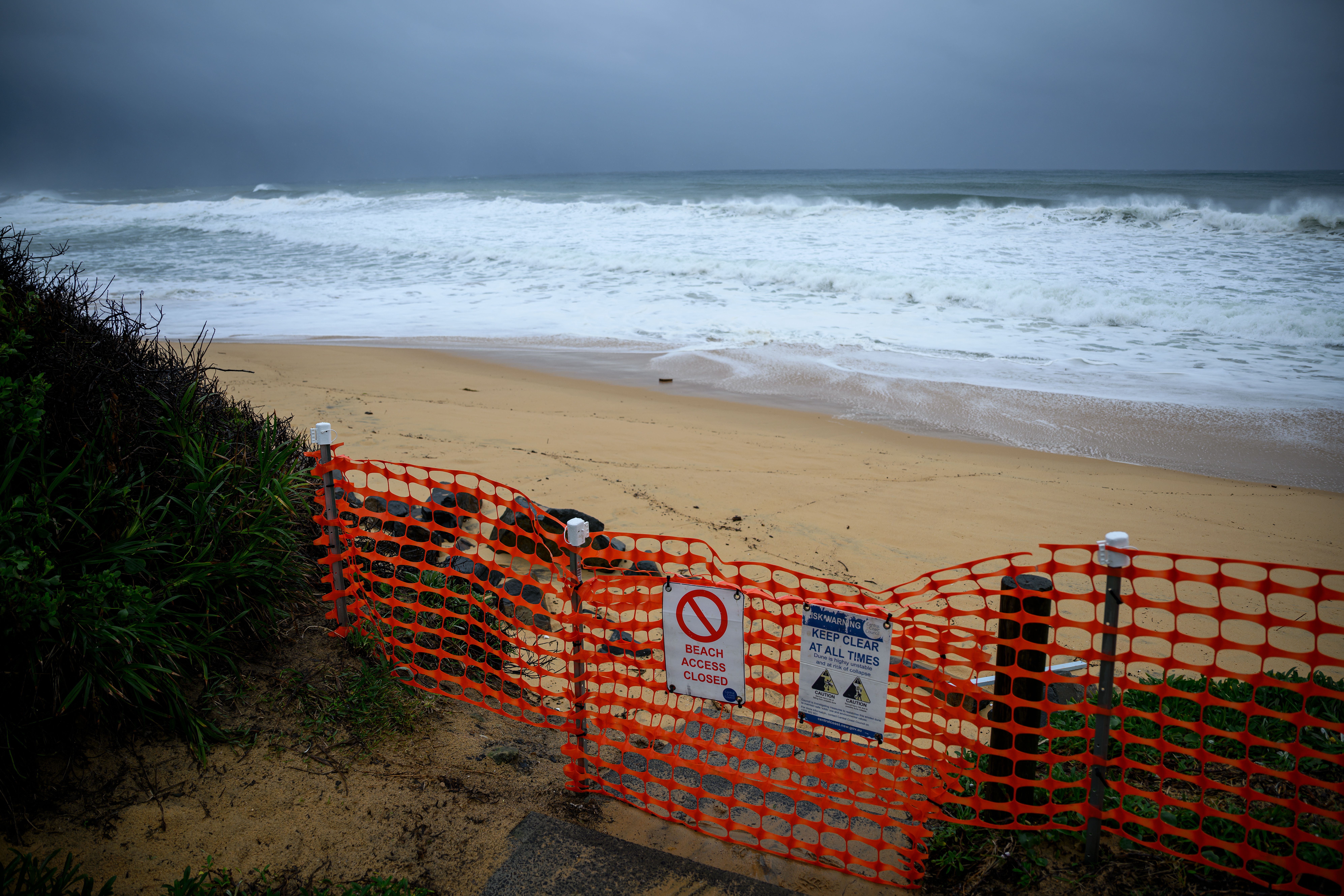 epa12209409 Beach access is closed to the public after residents were told to evacuate immediately as powerful surf may cause erosion and risks damaging homes at Wamberal Beach, north of Sydney, Australia, 02 July 2025. Parts of NSW have had rainfall totals of more than 120mm in one day and authorities warn the coming 24 hours could be even worse.  EPA/BIANCA DE MARCHI  AUSTRALIA AND NEW ZEALAND OUT