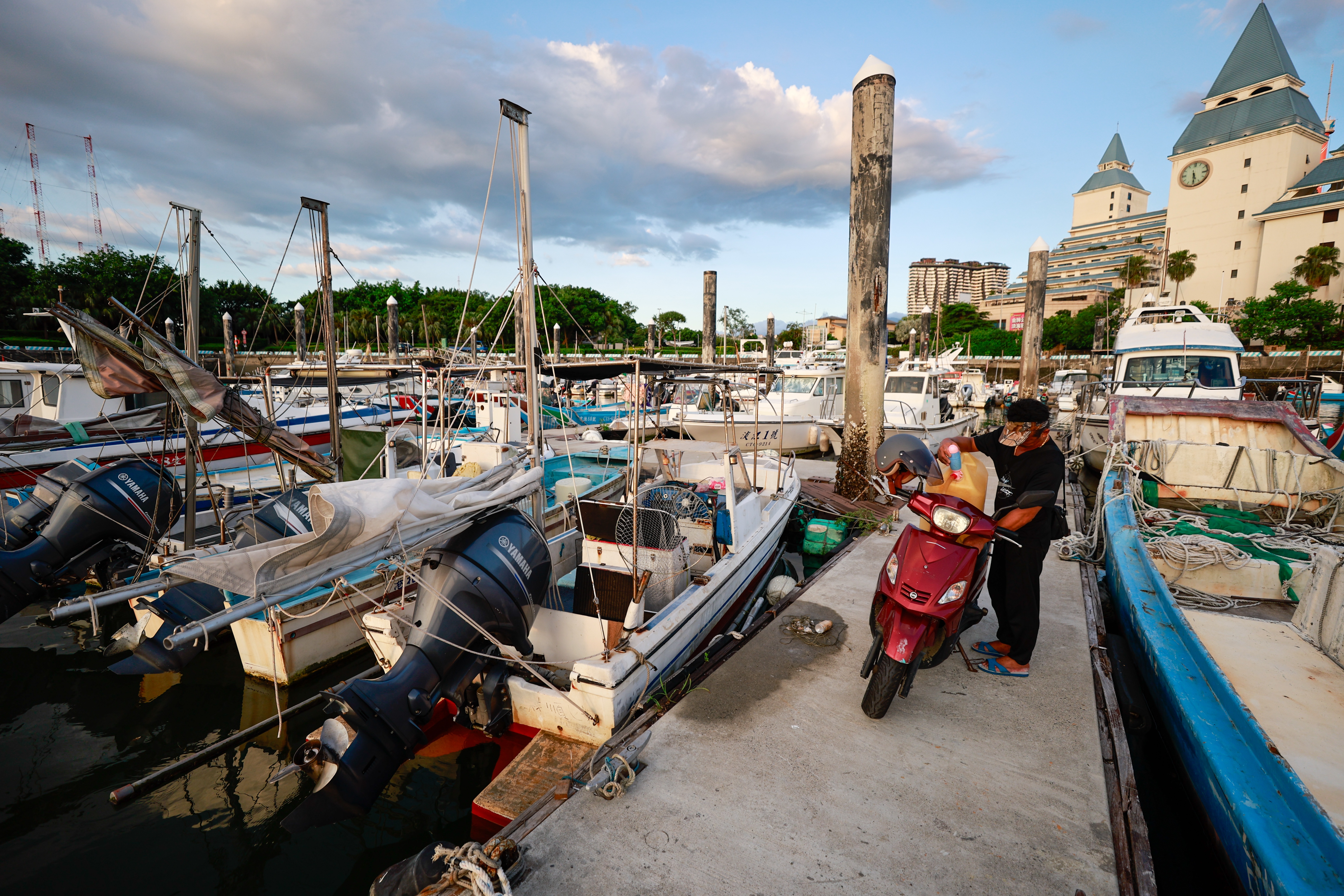Typhoon Podul blows through southern Taiwan leaving one person missing