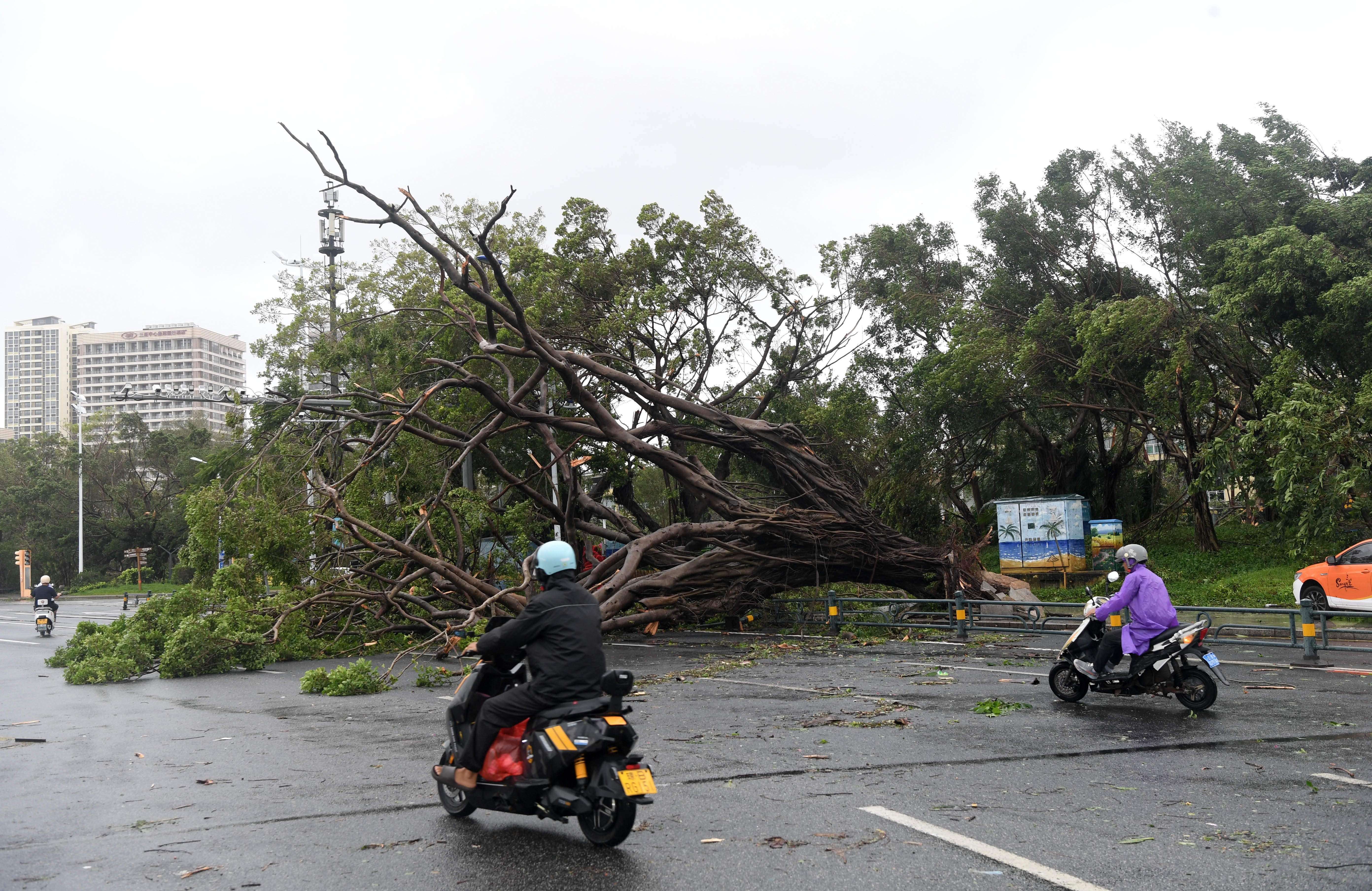 Typhoon Kajiki kills 3 in Vietnam, floods Hanoi streets