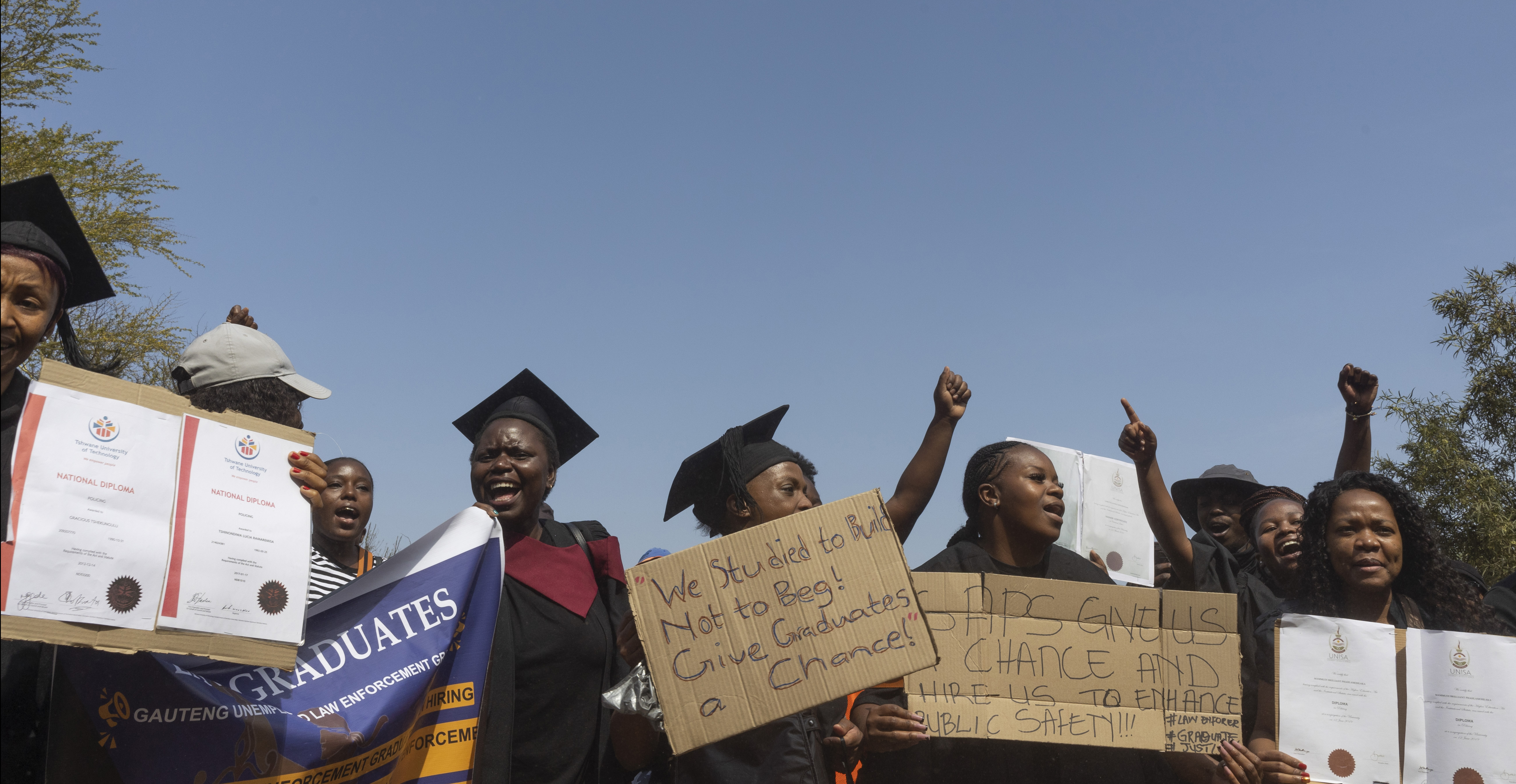 AI job threats - graduates at risk, not call centre agents