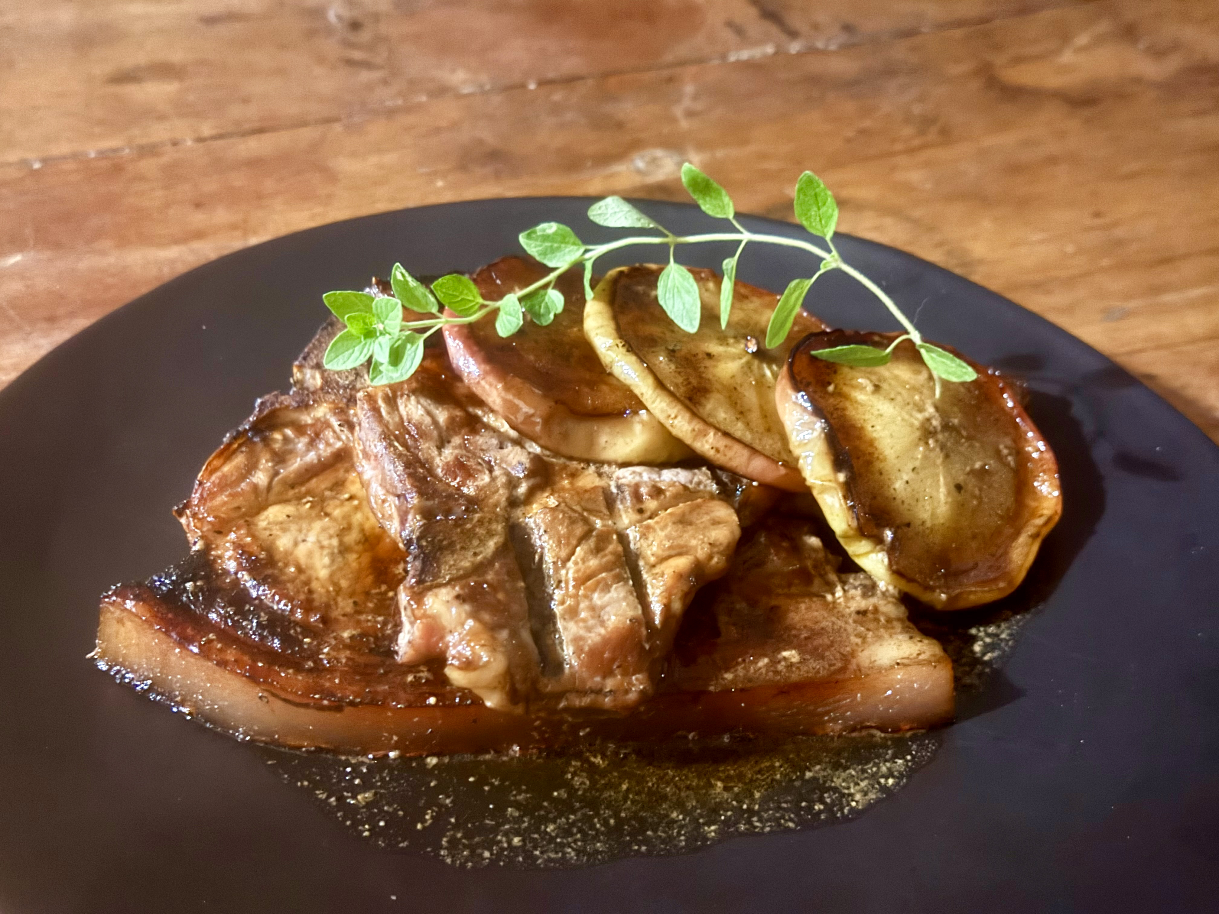 Braaied apple-soy pork loin chops with grilled apple