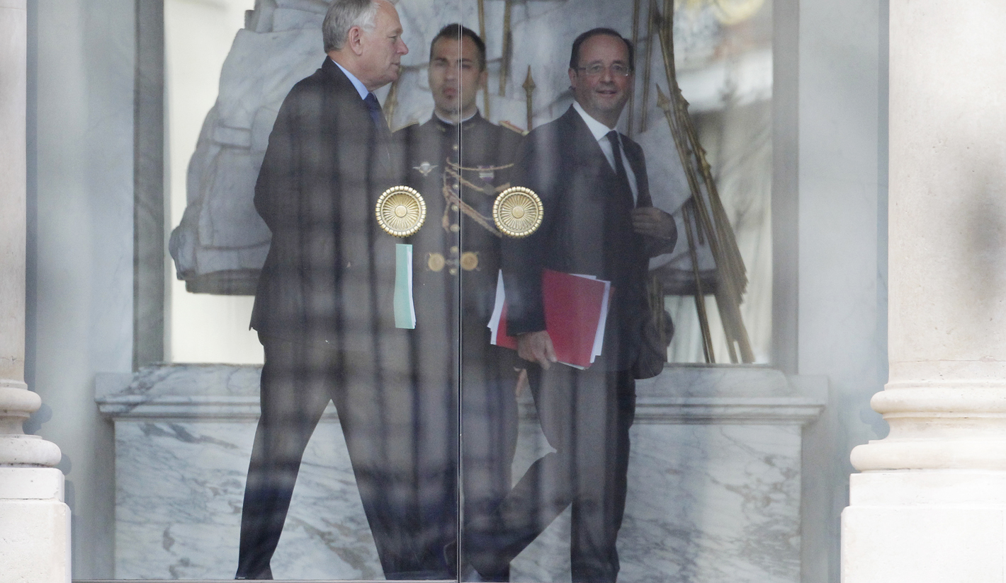 Hollande taps old hands, new faces for French govt