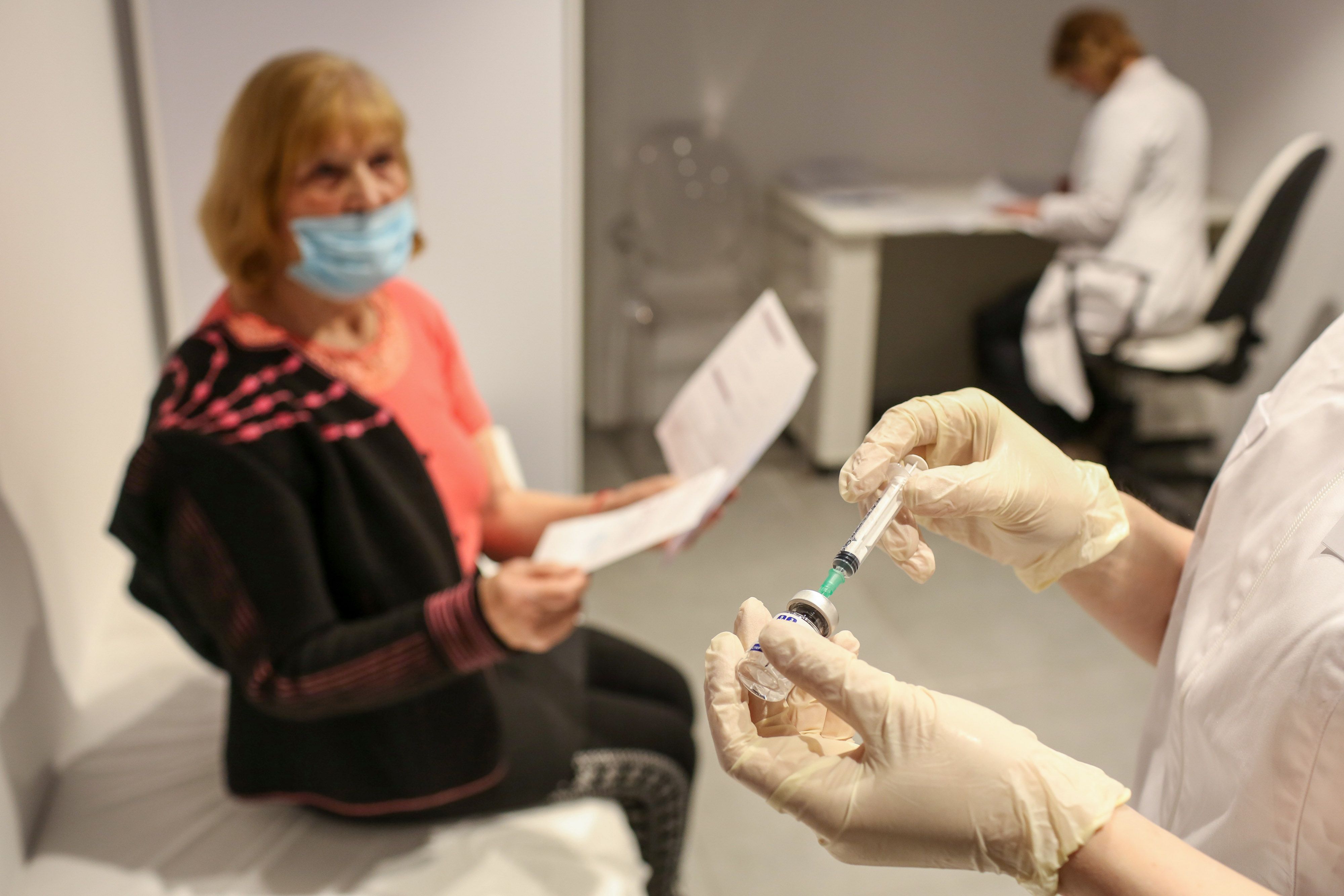 Covid-19 Vaccinations Offered to Russian Shoppers