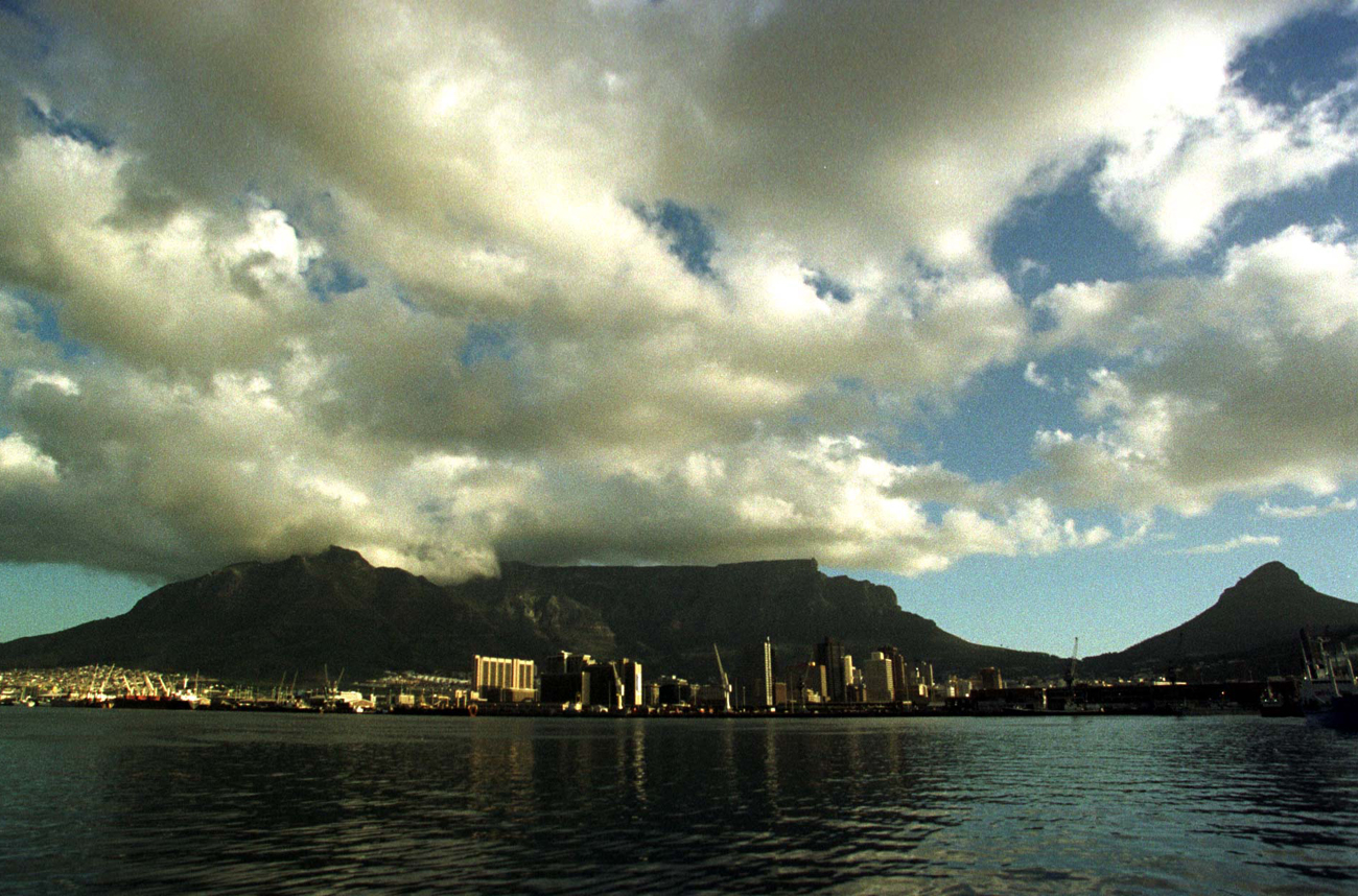 CAPE TOWN AGAINST THE BACKDROP OF TABLE MOUNTAIN