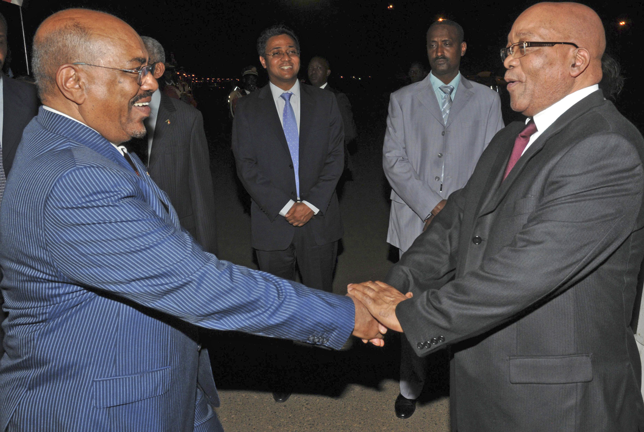 Sudan's President Bashir welcomes South Africa's President Zuma in Khartoum