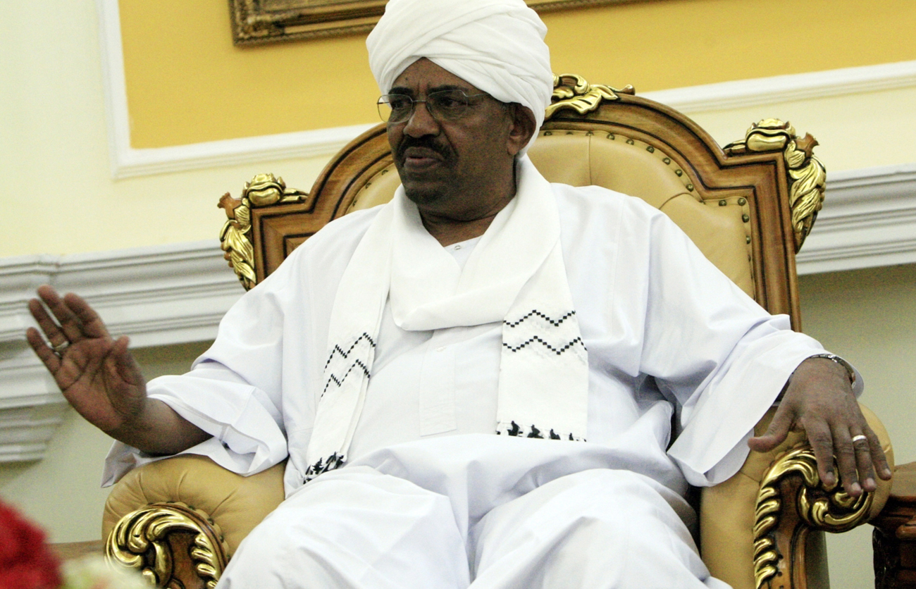 Sudan's Bashir sends tanks to oil town and sets the world on edge again