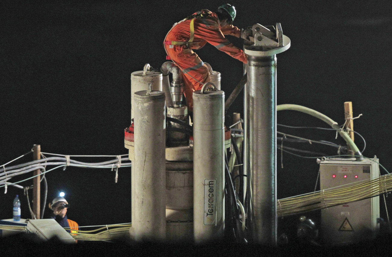 Help for trapped Chilean miners goes global and scientific