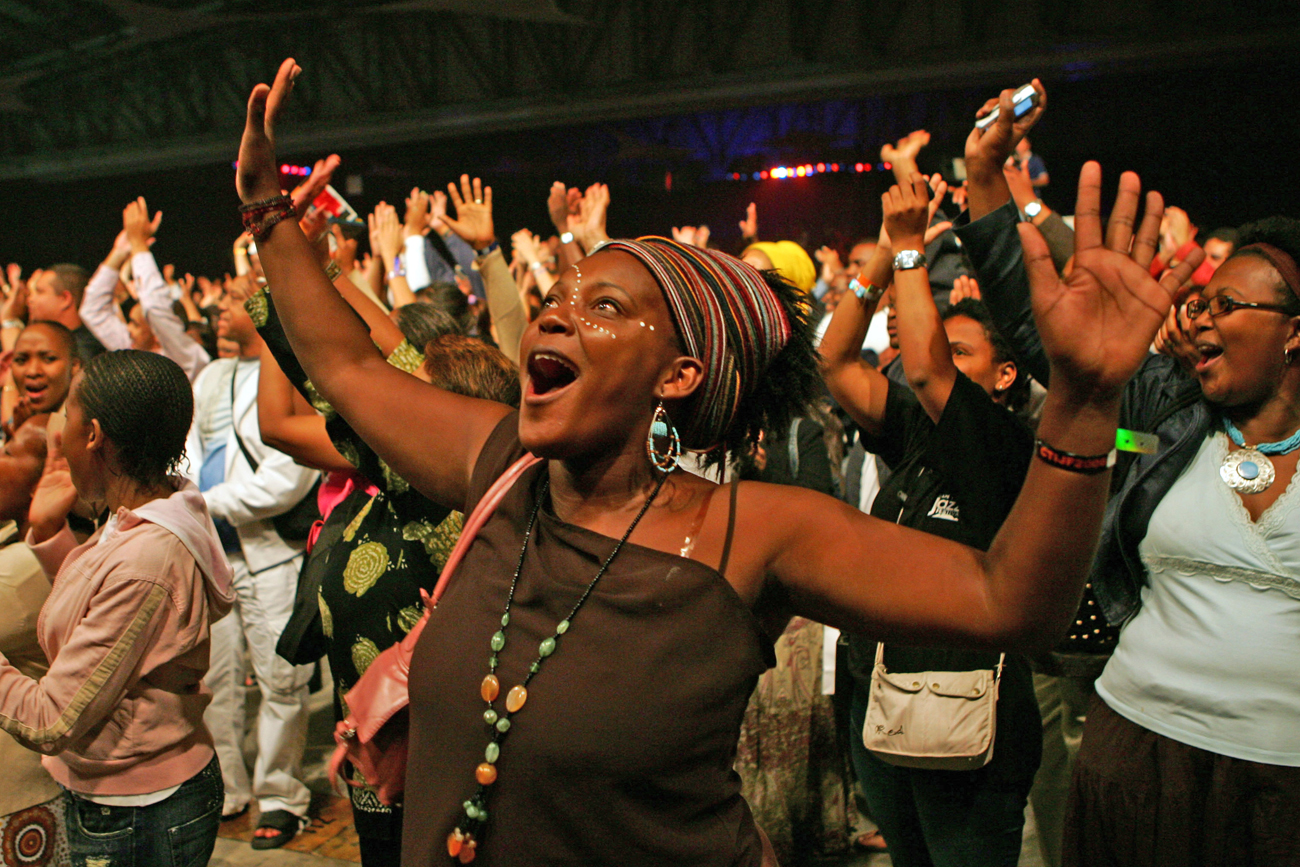 Fans cheer as South African diva Makeba performs at 7th Cape Town International Jazz festival