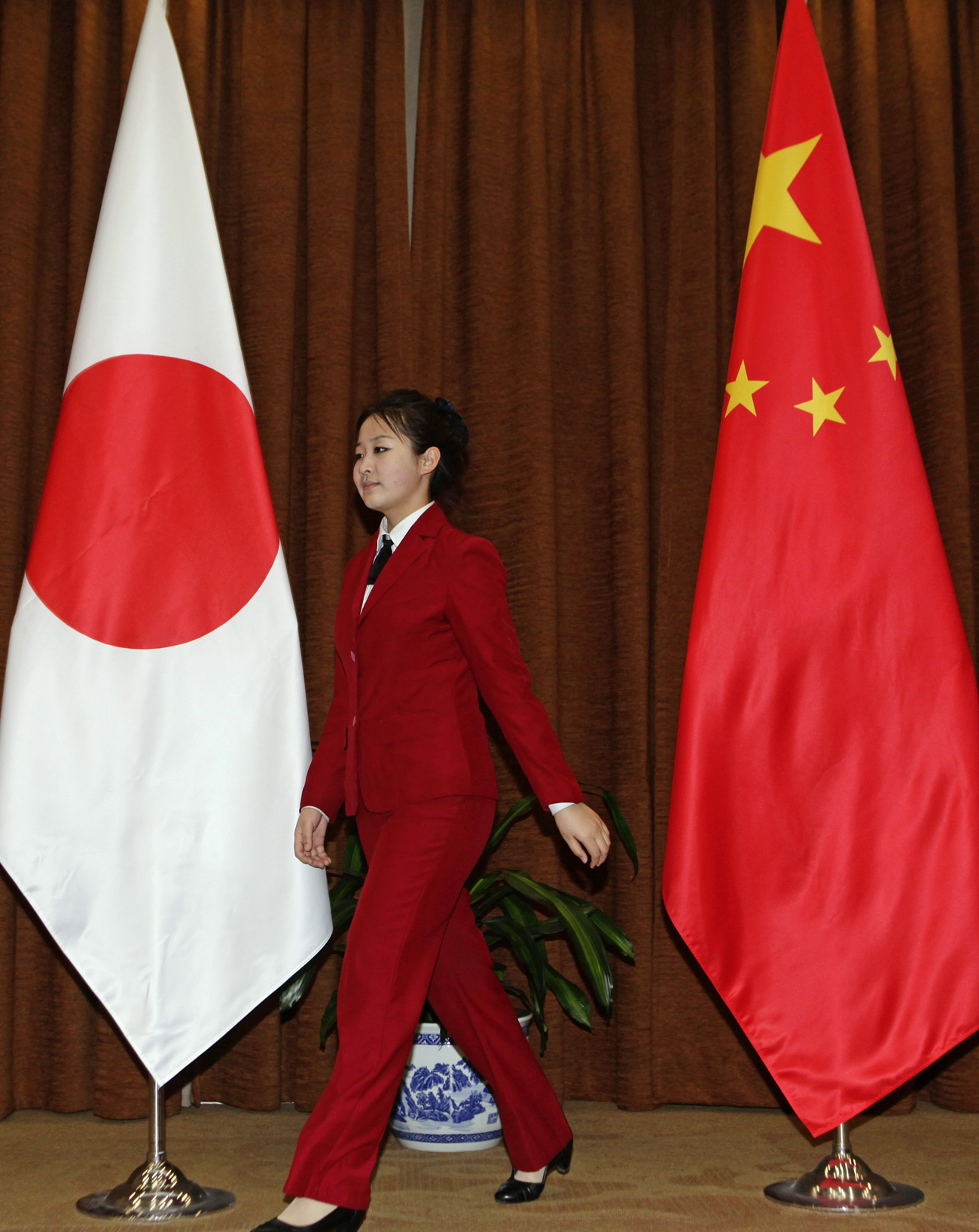 First Thing with Simon Williamson: China, Japan to start direct currency trading