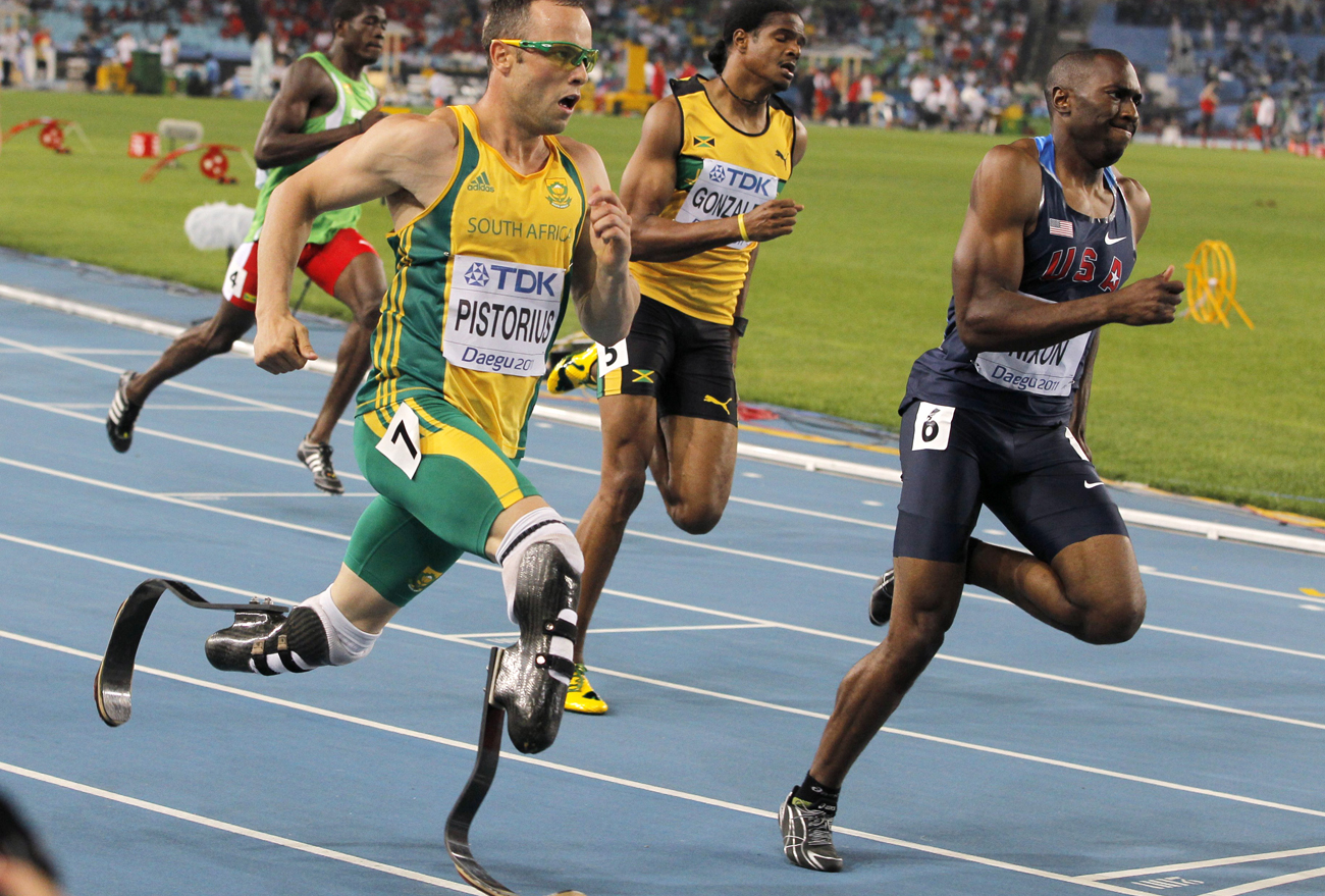 Pistorius runs next to Nixon and Gonzales in their men's 400 metres semi-final at the IAAF World Championships in Daegu