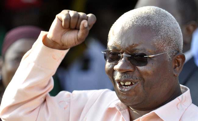 Mozambique's President Armando Emilio Guebuza addresses a rally of his ruling FRELIMO party in Catembe