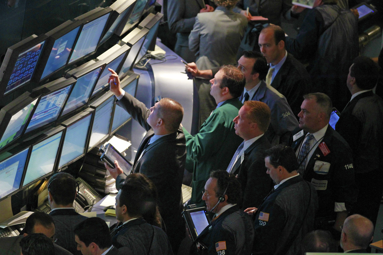 US stocks fall 2% on trade war fears