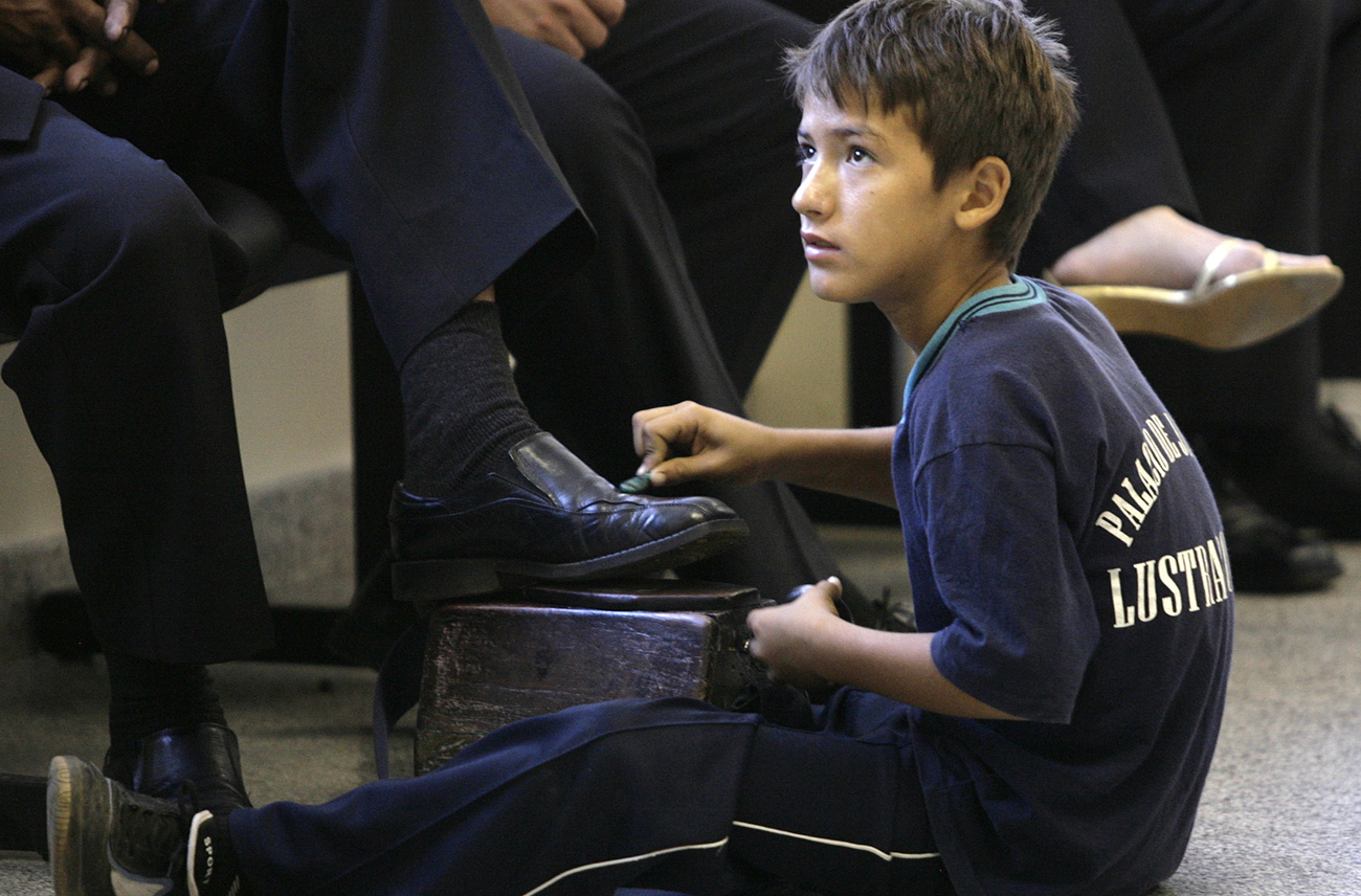 The children fighting to work