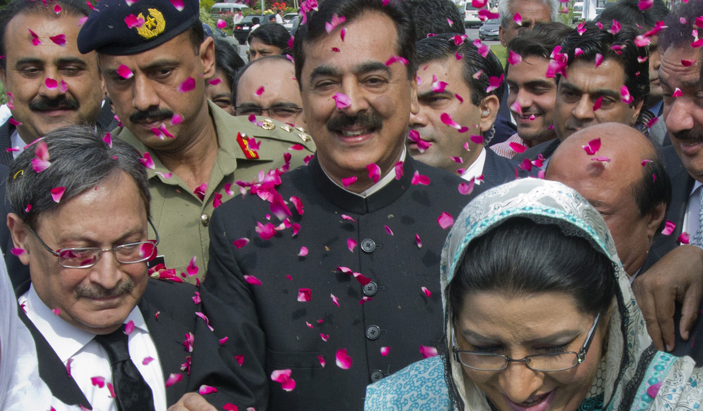 Supporters of Pakistan's Prime Minister Yusuf Raza Gilani shower him with rose petals as he arrives at the Supreme Court in Islamabad