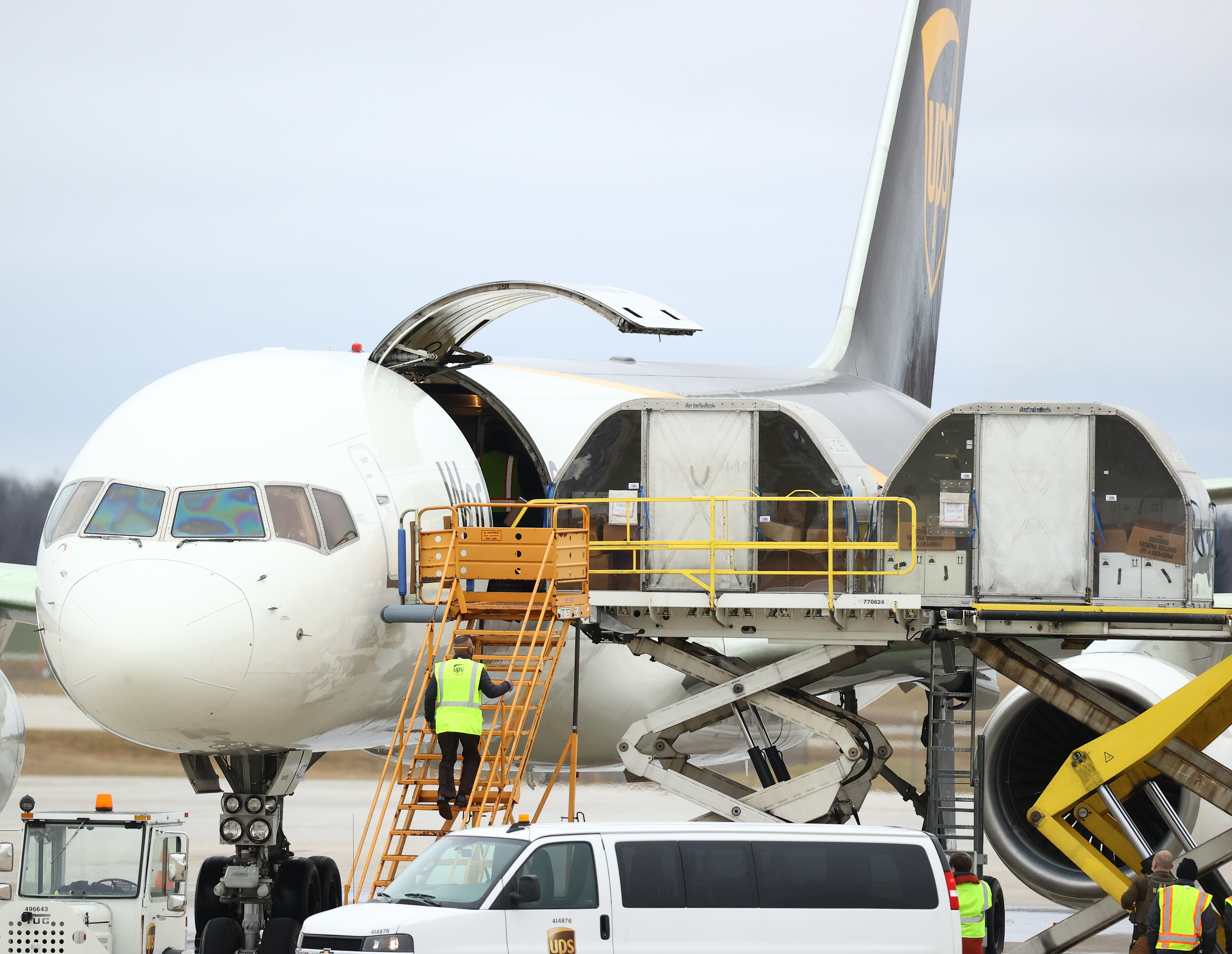 US starts Covid-19 vaccine rollout as doctors fight distrust