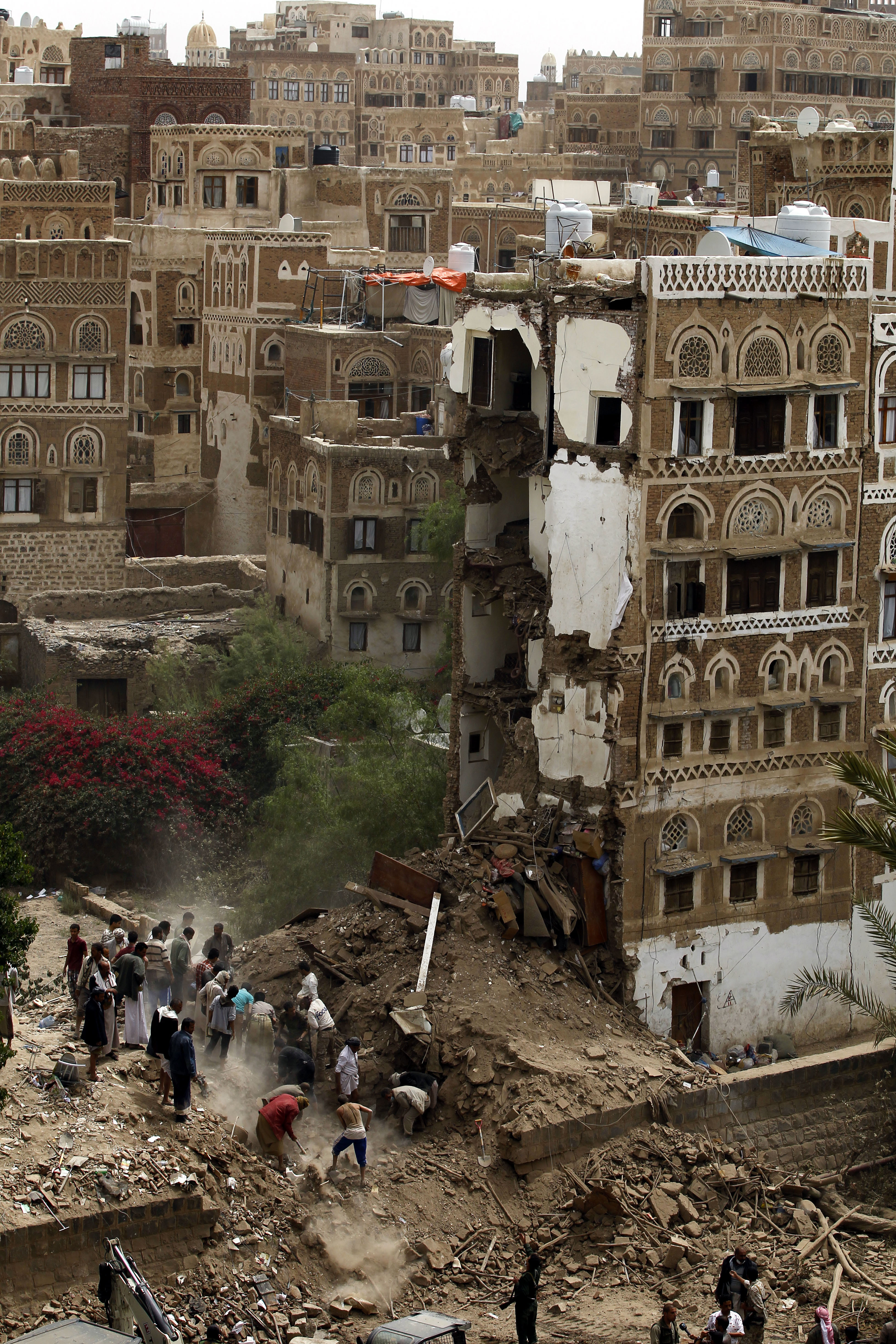 Air raid kills seven, destroys historic houses in Sanaa