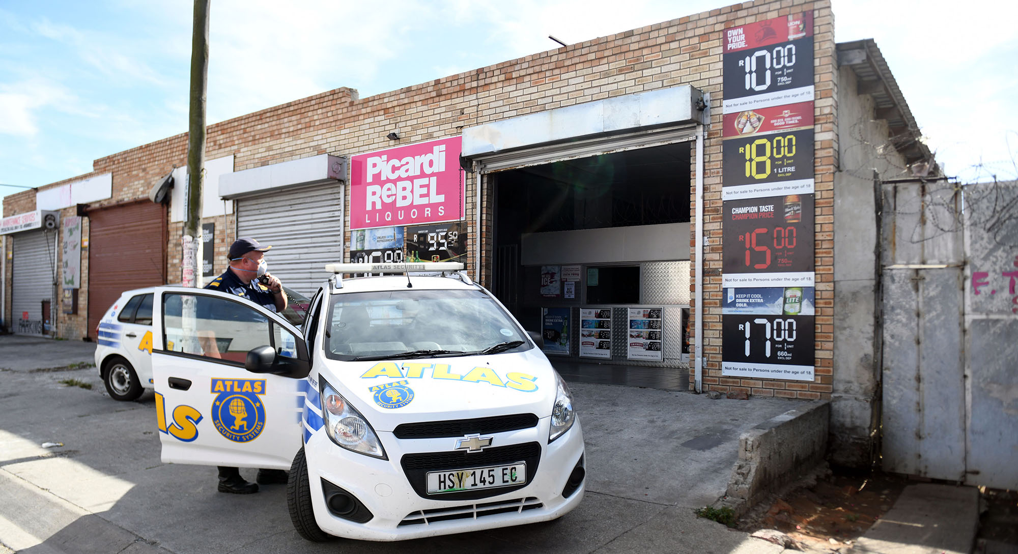 Residents break through the roof and steal alcohol in Port Elizabeth